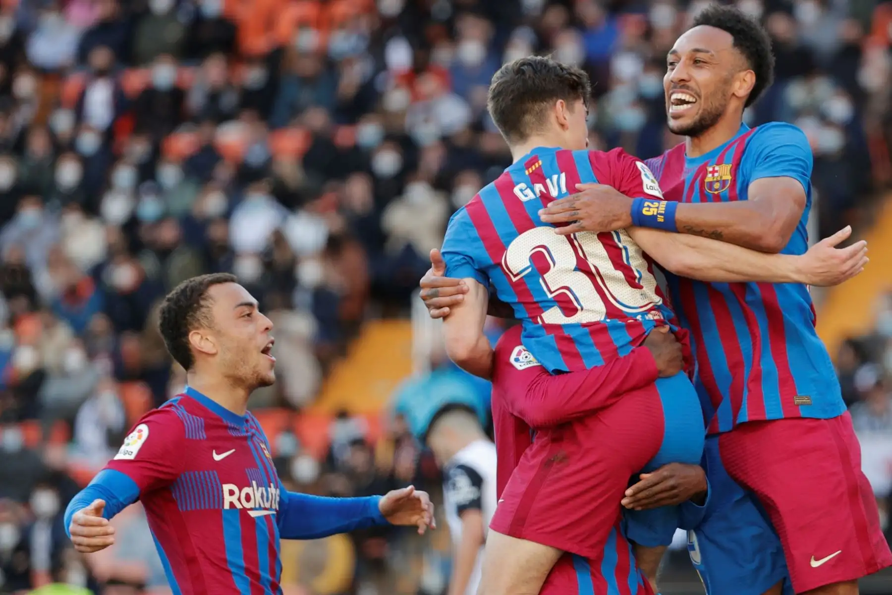 El delantero del FC Barcelona Pierre-Emeryck Aubameyang (d) celebra su segundo gol conseguido ante el Valencia, durante el partido de LaLiga que se disputa este domingo en el estadio de Mestalla. EFE/Manuel Bruque