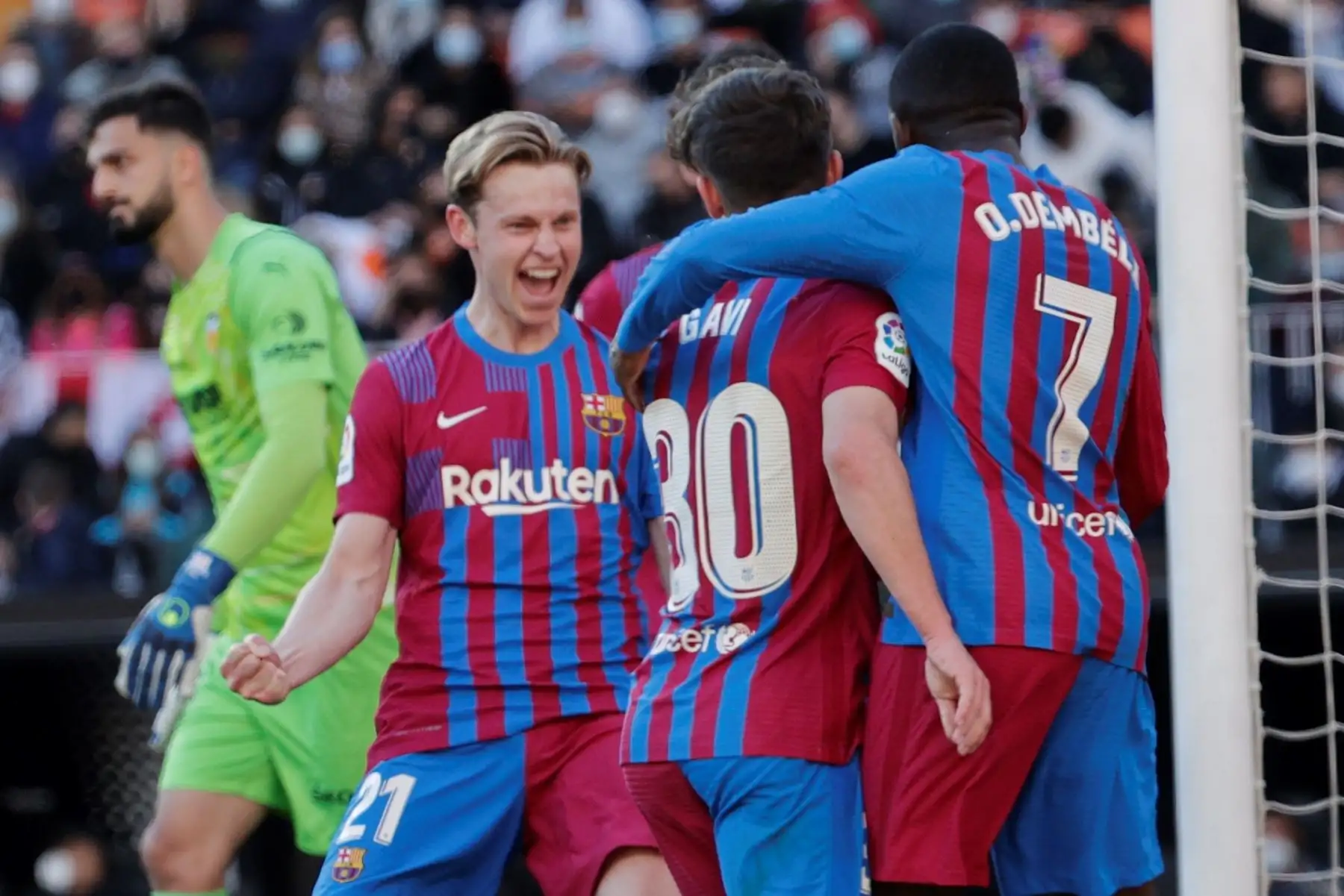 El centrocampista del FC Barcelona Frenkie De Jong (i) celebra con sus compañeros el gol conseguido ante el Valencia, durante el partido de LaLiga que se disputa este domingo en el estadio de Mestalla. EFE/Manuel Bruque