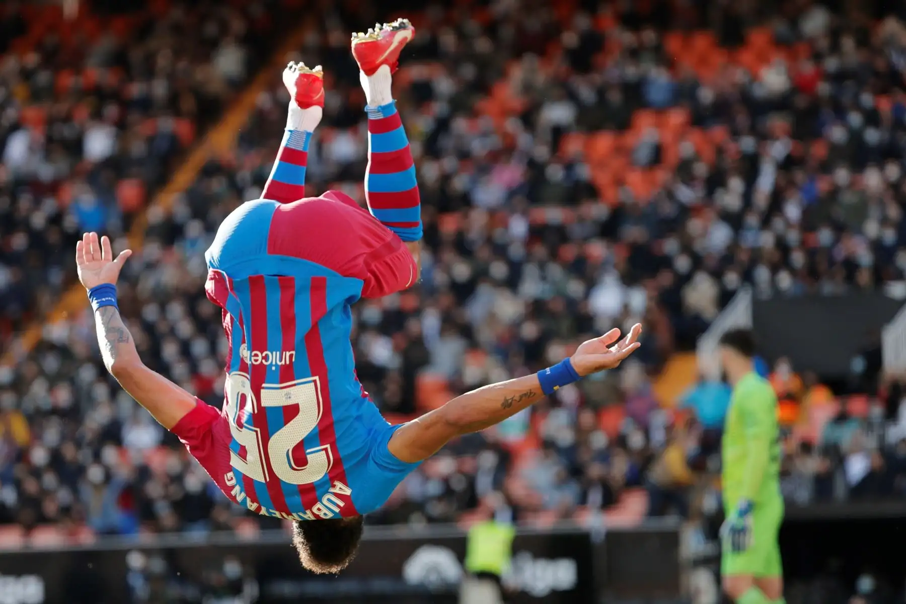 El delantero del FC Barcelona Pierre-Emeryck Aubameyang celebra el gol conseguido ante el Valencia, durante el partido de LaLiga que se disputa este domingo en el estadio de Mestalla. EFE/Manuel Bruque