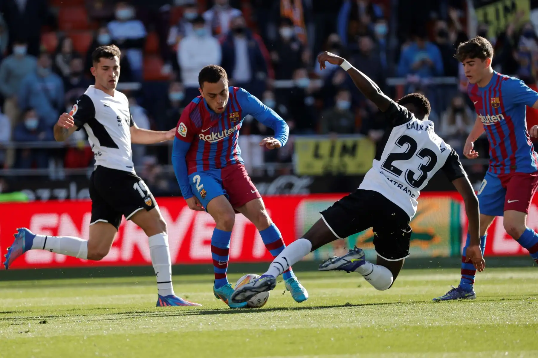 El centrocampista del Valencia, Ilaix Moriba (2d) pelea un balón con el defensa estadounidense del FC Barcelona, Sergiño Dest (2i) durante el partido de LaLiga que se disputa este domingo en el estadio de Mestalla. EFE/ Manuel Bruque