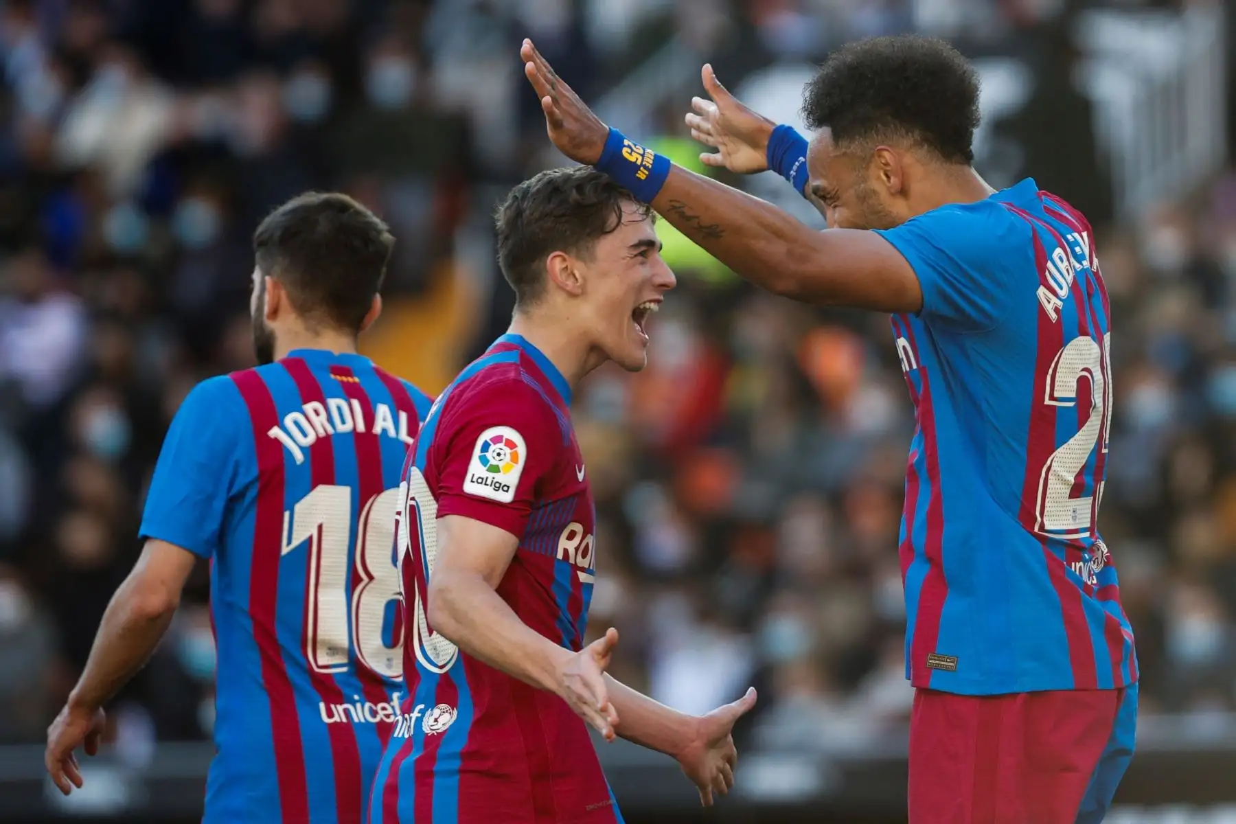 El delantero del FC Barcelona Pierre-Emeryck Aubameyang (d) celebra con sus compañero Gavi (c) el gol conseguido ante el Valencia, durante el partido de LaLiga que se disputa este domingo en el estadio de Mestalla. EFE/Manuel Bruque