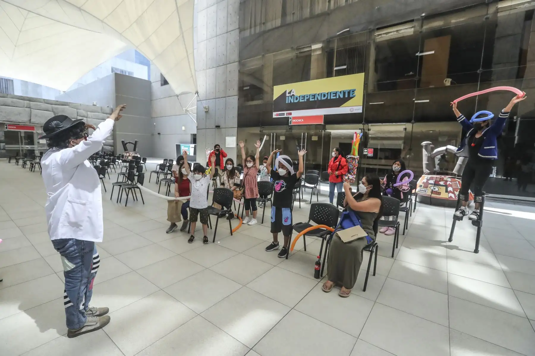 Niños y niñas acompañados de sus padres acudieron al Ministerio de Cultura para recibir la dosis de vacuna contra la COVID 19 y disfrutaron de show de teatro, función de títeres y cuenta cuentos, entre otras actividades culturales. Foto: ANDINA/Carla Patiño Ramírez