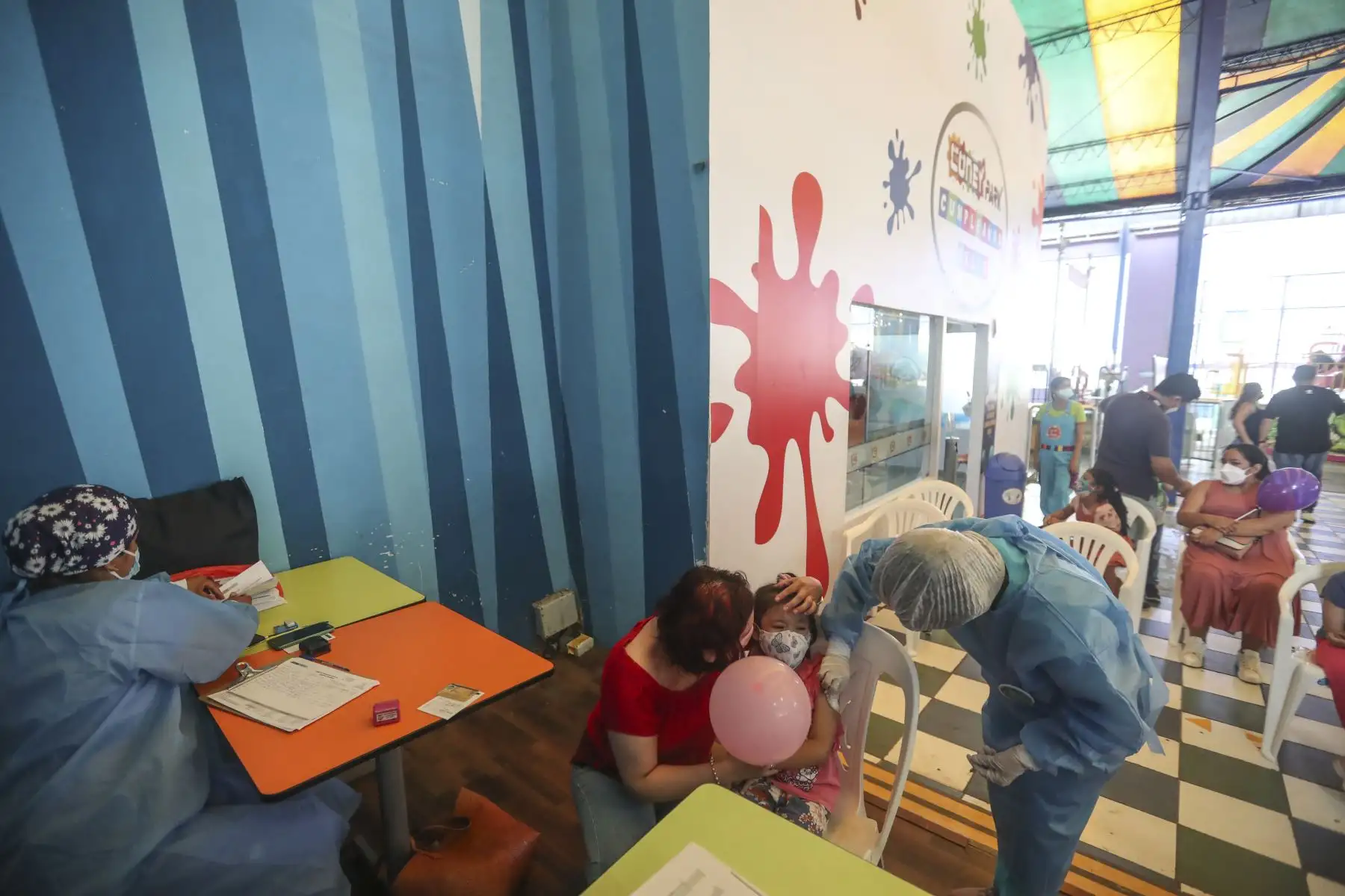 Continúa la vacunación contra la covid-19 a niños entre los 5 y 11 años de edad en el Coney Park de Plaza San Miguel. Foto: ANDINA/Carla Patiño Ramírez
