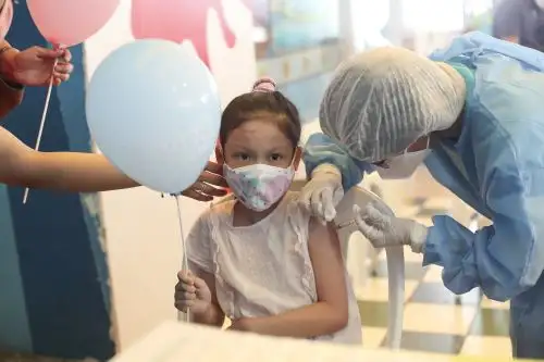 La región Arequipa cuenta con 45,000 dosis de la vacuna pediátrica contra el covid-19 del laboratorio Pfizer para continuar con la inmunización de niños de 5 a 11 años, informó Giovanna Valdivia, jefa de Inmunizaciones de la Gerencia Regional de Salud. Foto: ANDINA/Carla Patiño Ramírez.