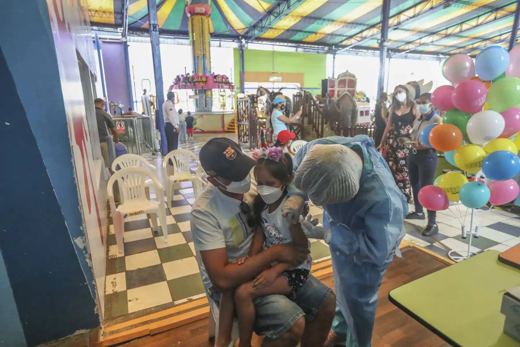 Continúa la vacunación contra la covid-19 a niños entre los 5 y 11 años de edad en el Coney Park de Plaza San Miguel. Foto: ANDINA/Carla Patiño Ramírez