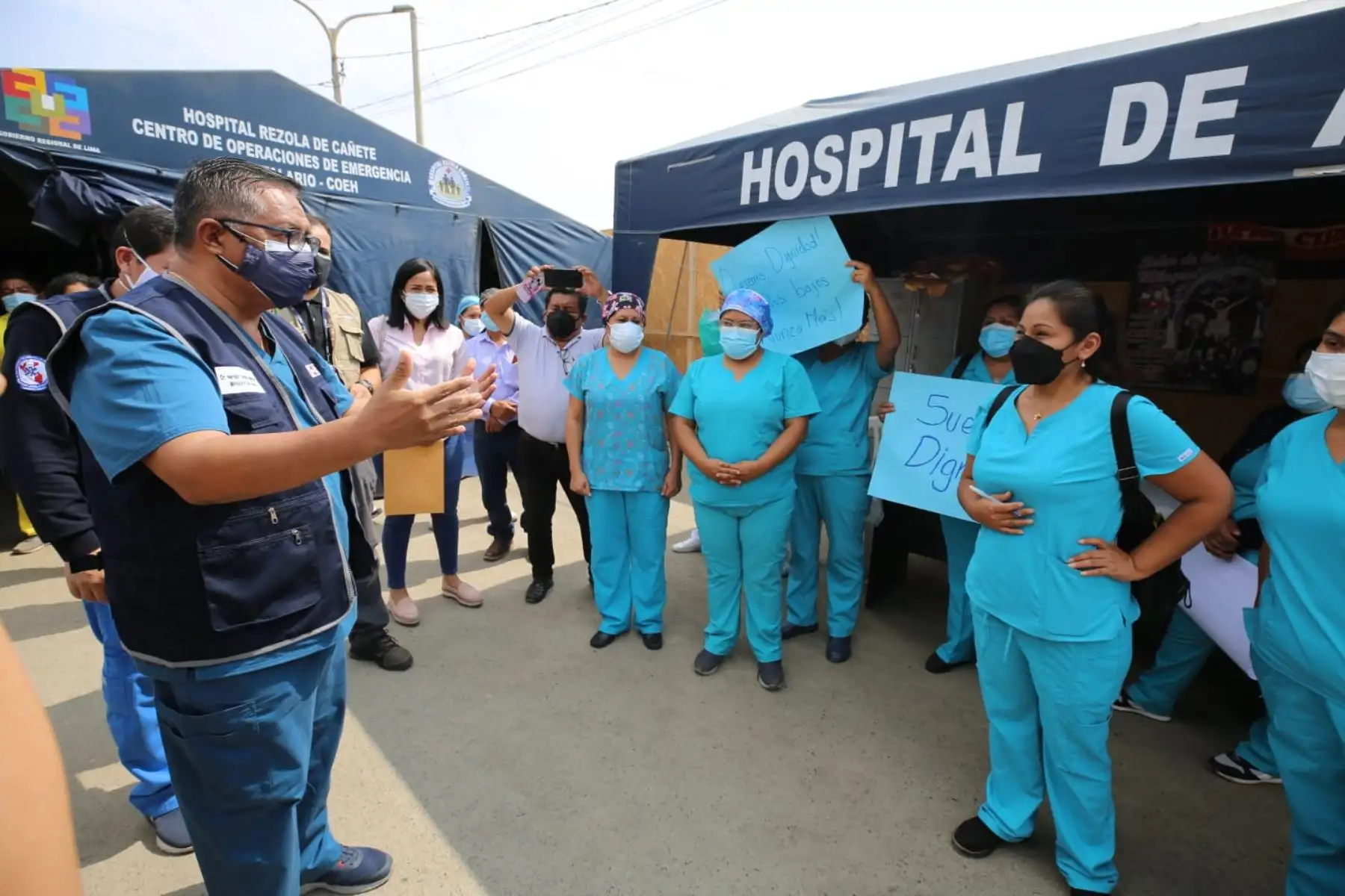 El ministro de Salud, Hernán Condori Machado, realizó una visita inopinada al Hospital Rezola de Cañete. El titular del Minsa atendió las demandas y necesidades del personal de Salud y además recorrió las instalaciones del nosocomio para conocer su estado actual. Foto: Minsa
