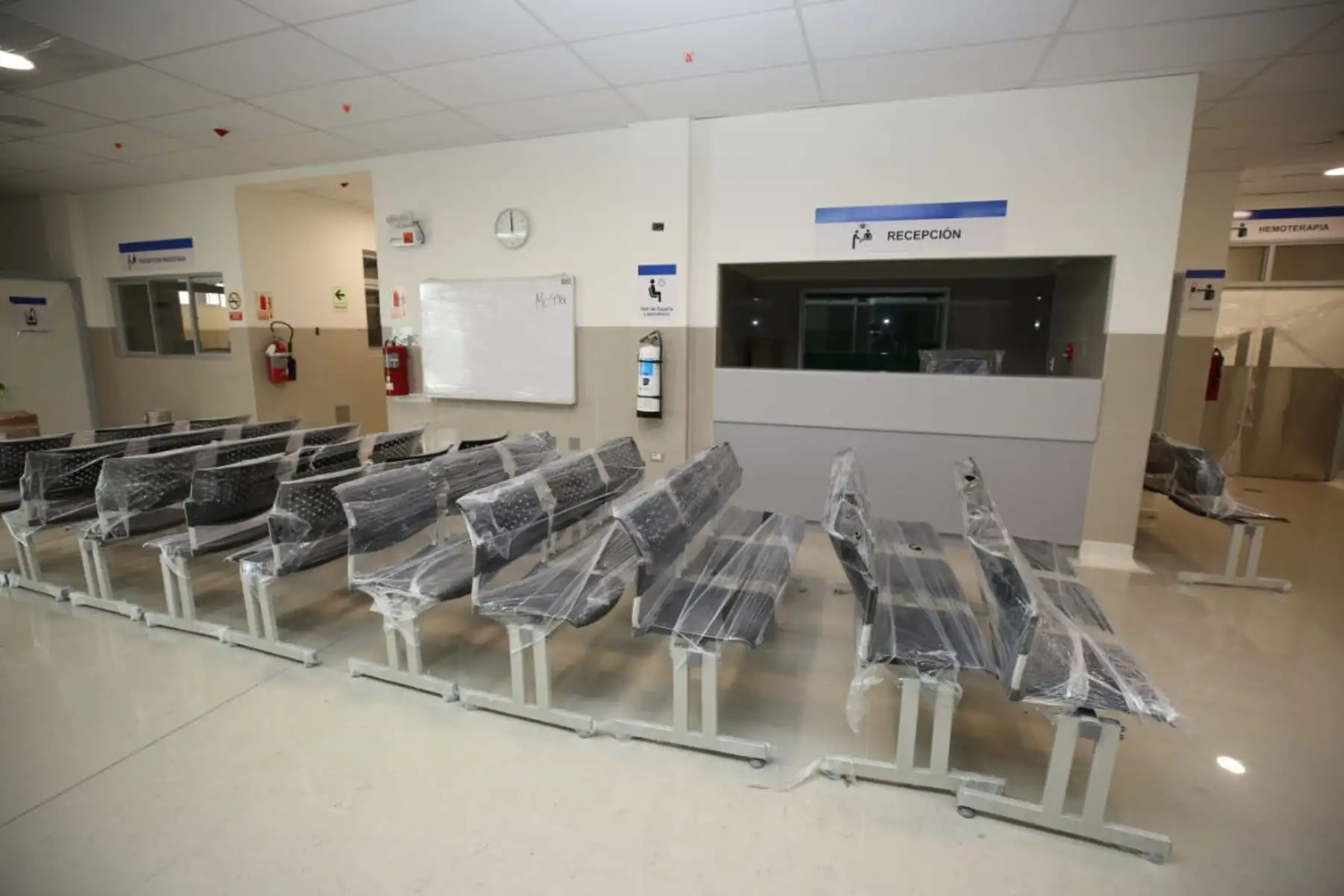 El ministro de Salud, Hernán Condori Machado, realizó una visita inopinada al Hospital Rezola de Cañete. El titular del Minsa atendió las demandas y necesidades del personal de Salud y además recorrió las instalaciones del nosocomio para conocer su estado actual. Foto: Minsa