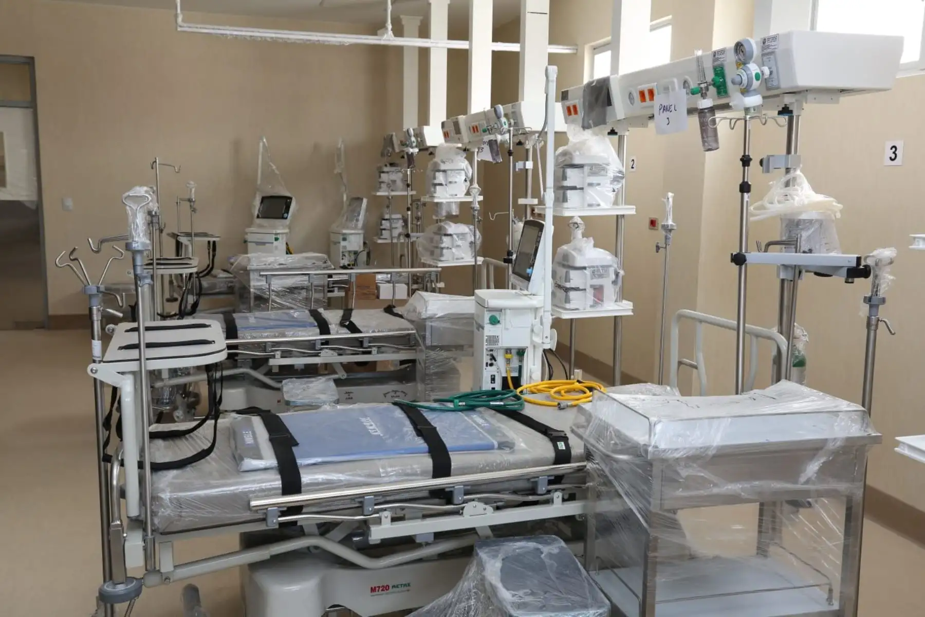 El ministro de Salud, Hernán Condori Machado, realizó una visita inopinada al Hospital Rezola de Cañete. El titular del Minsa atendió las demandas y necesidades del personal de Salud y además recorrió las instalaciones del nosocomio para conocer su estado actual. Foto: Minsa