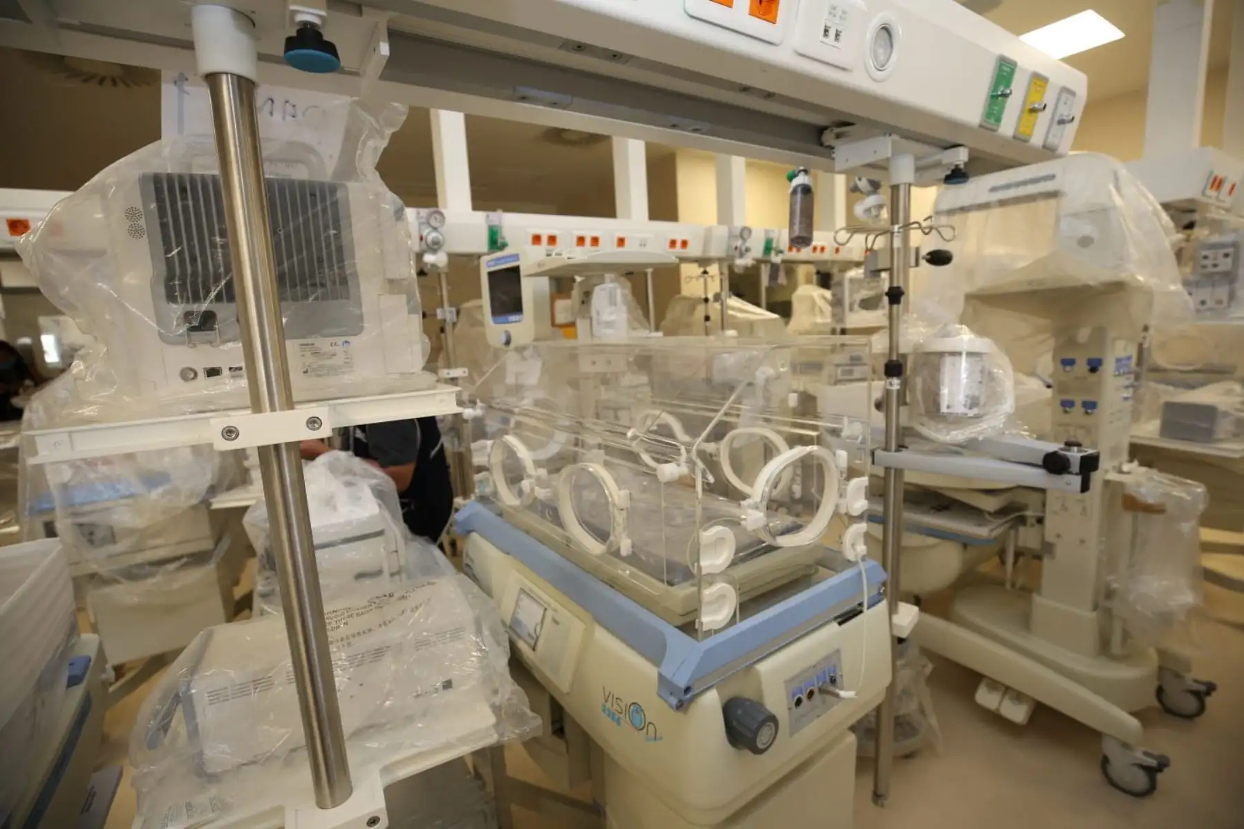 El ministro de Salud, Hernán Condori Machado, realizó una visita inopinada al Hospital Rezola de Cañete. El titular del Minsa atendió las demandas y necesidades del personal de Salud y además recorrió las instalaciones del nosocomio para conocer su estado actual. Foto: Minsa