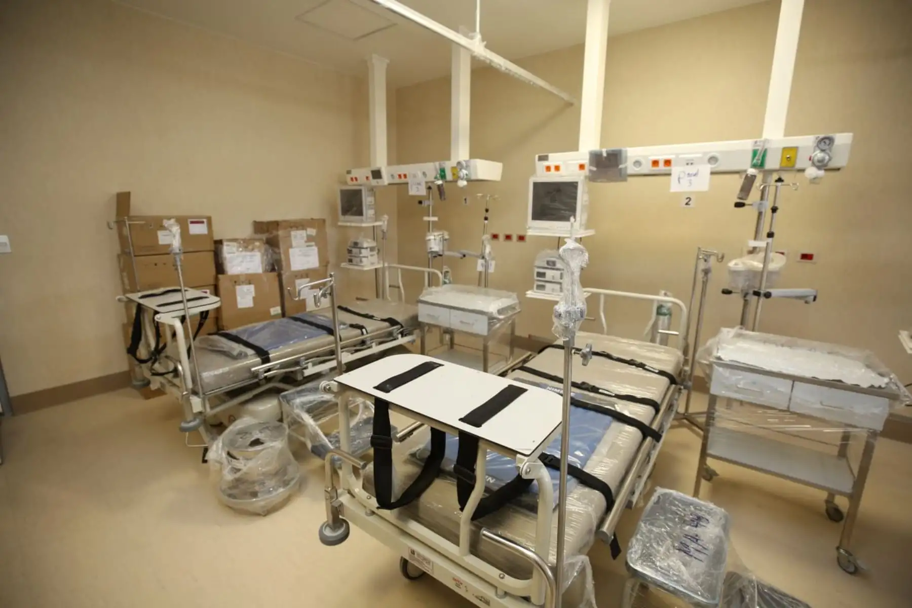 El ministro de Salud, Hernán Condori Machado, realizó una visita inopinada al Hospital Rezola de Cañete. El titular del Minsa atendió las demandas y necesidades del personal de Salud y además recorrió las instalaciones del nosocomio para conocer su estado actual. Foto: Minsa