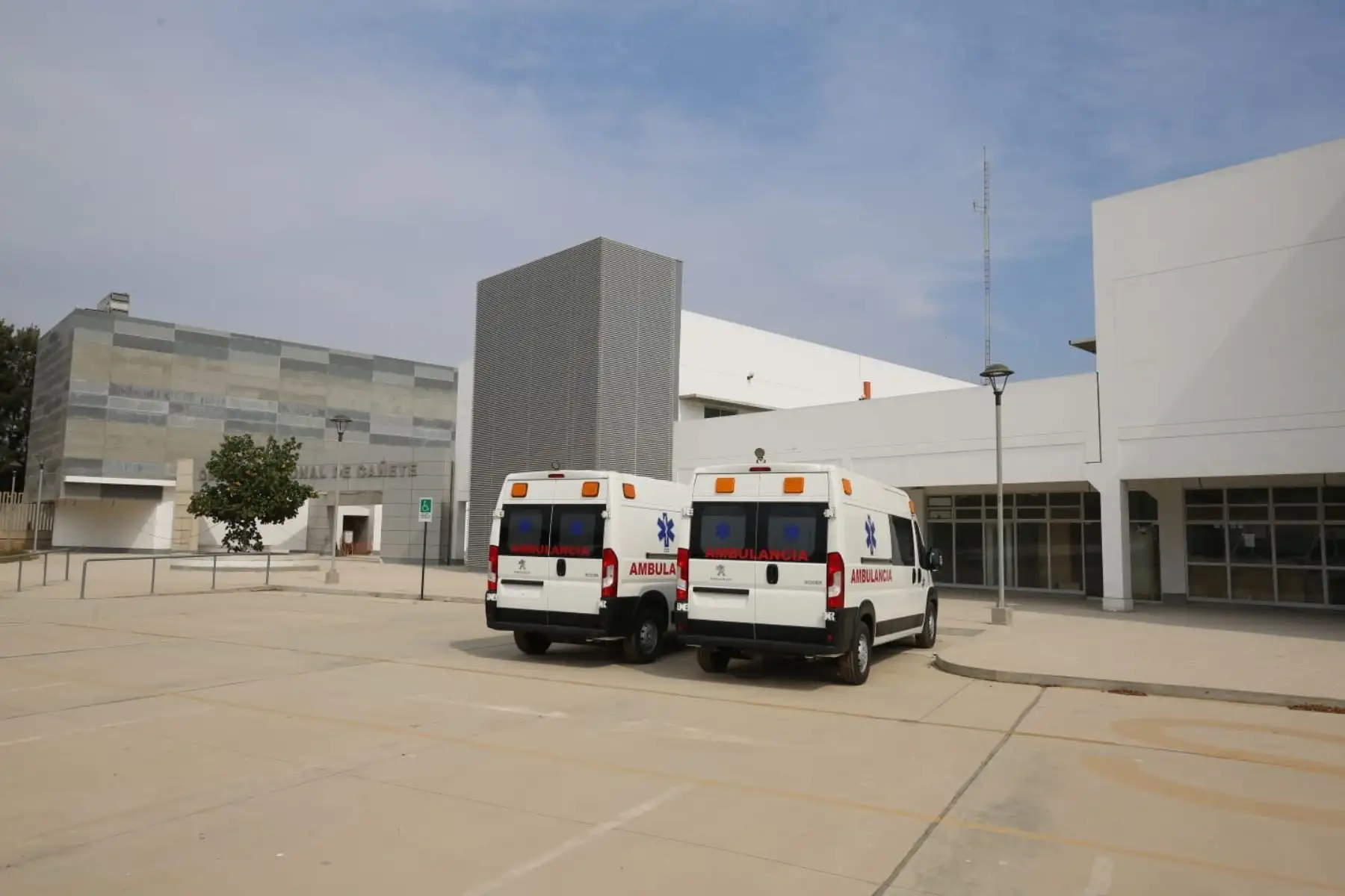 El ministro de Salud, Hernán Condori Machado, realizó una visita inopinada al Hospital Rezola de Cañete. El titular del Minsa atendió las demandas y necesidades del personal de Salud y además recorrió las instalaciones del nosocomio para conocer su estado actual. Foto: Minsa