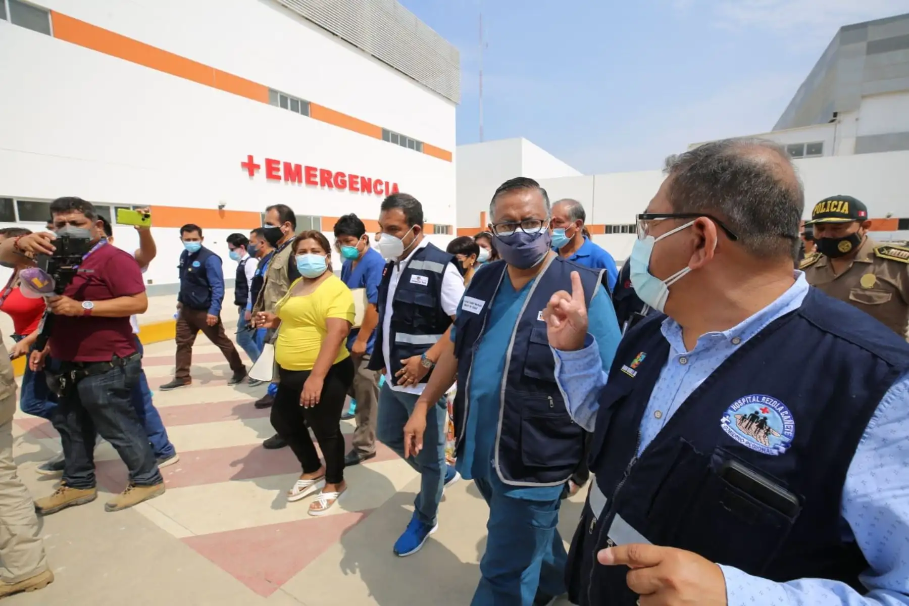 El ministro de Salud, Hernán Condori Machado, realizó una visita inopinada al Hospital Rezola de Cañete. El titular del Minsa atendió las demandas y necesidades del personal de Salud y además recorrió las instalaciones del nosocomio para conocer su estado actual. Foto: Minsa