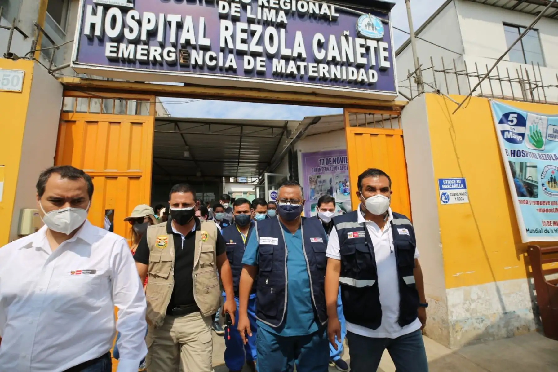 El titular del sector Salud visitó las obras del Hospital Regional de Cañete, el cual se encuentra paralizado, para poder conocer el estado de la infraestructura y poder brindar soporte técnico para culminar la construcción de este nosocomio. Foto: Minsa