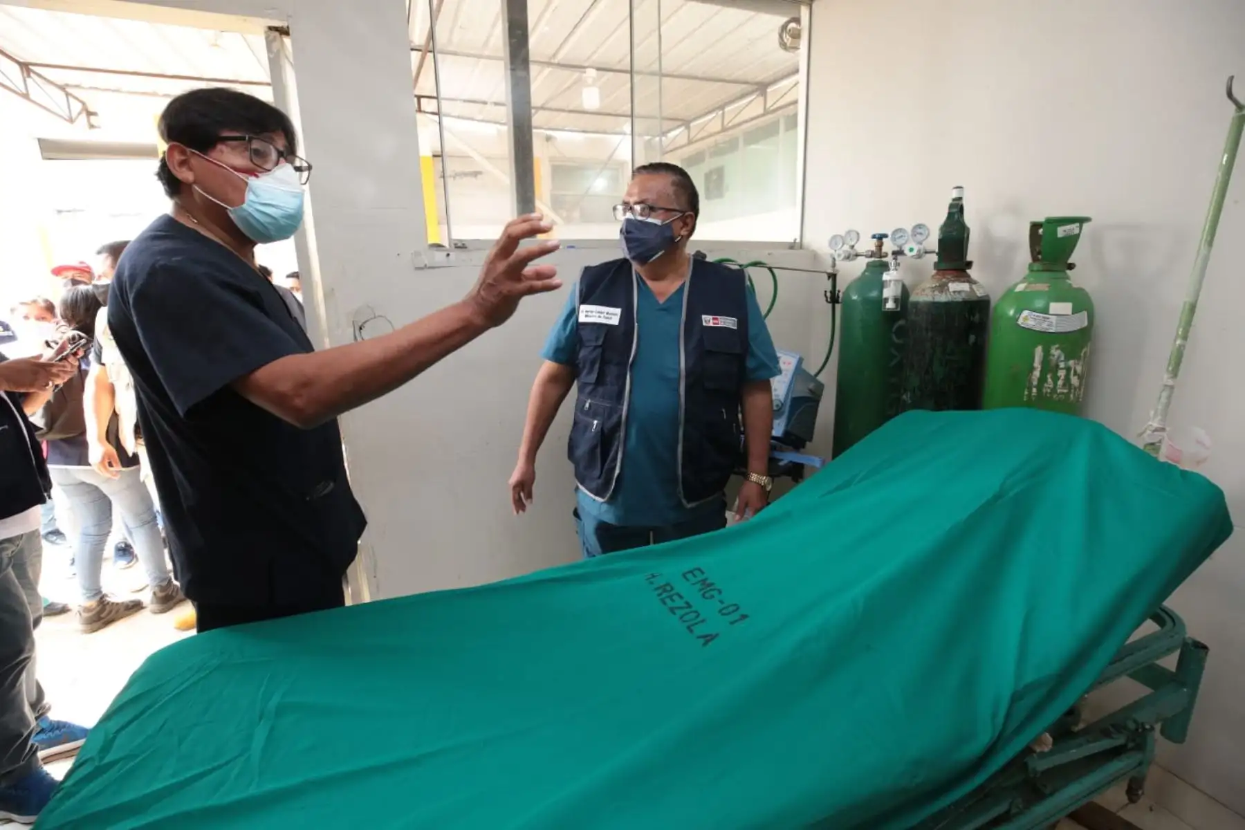 El ministro de Salud, Hernán Condori Machado, realizó una visita inopinada al Hospital Rezola de Cañete. El titular del Minsa atendió las demandas y necesidades del personal de Salud y además recorrió las instalaciones del nosocomio para conocer su estado actual. Foto: Minsa