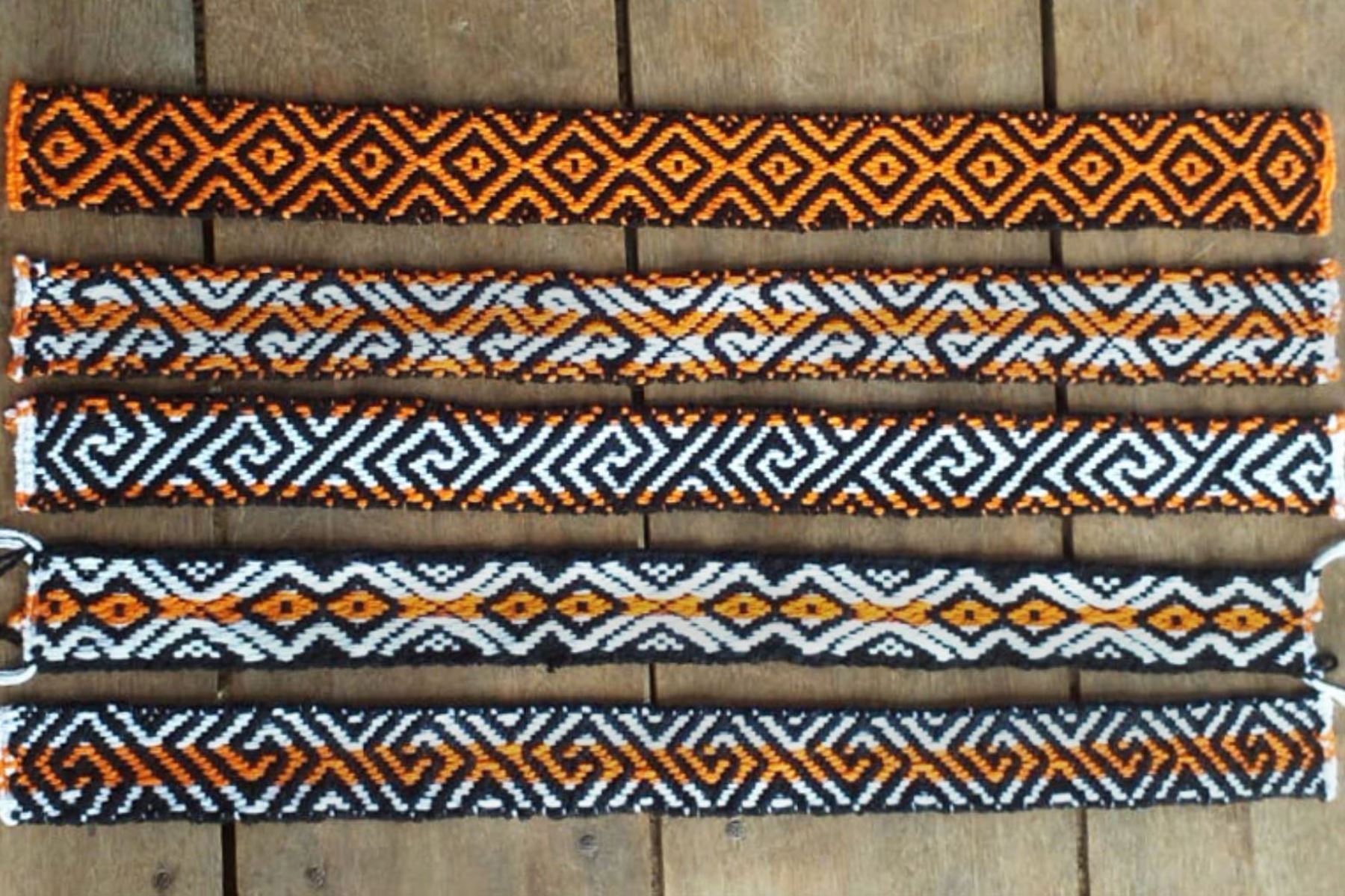 En el tejido, las mujeres del pueblo Huni Kuin plasman ancestrales y complejos diseños geométricos denominados kené, que aplican en la decoración estructural de sus creaciones textiles y otros objetos.