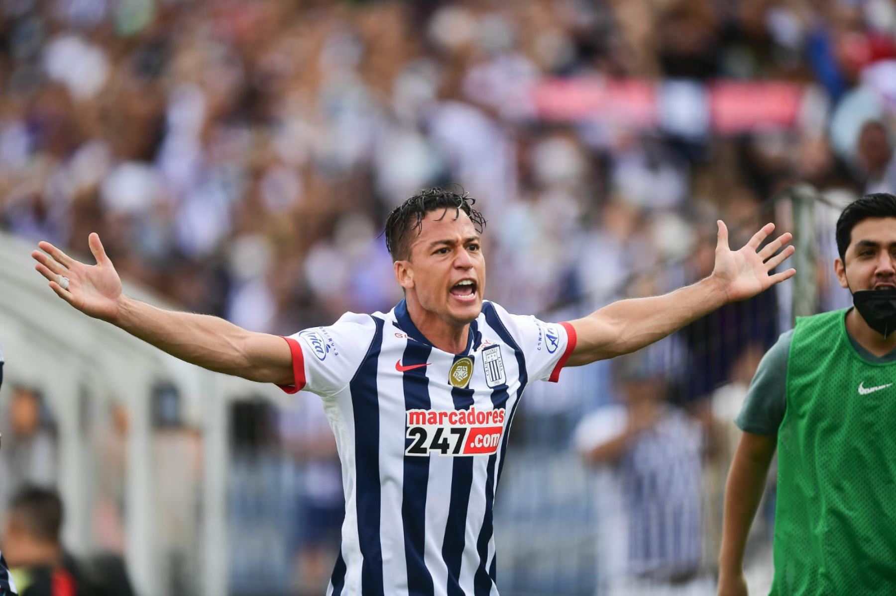 Cristian Benavente celebra su primer gol en el fútbol peruano
