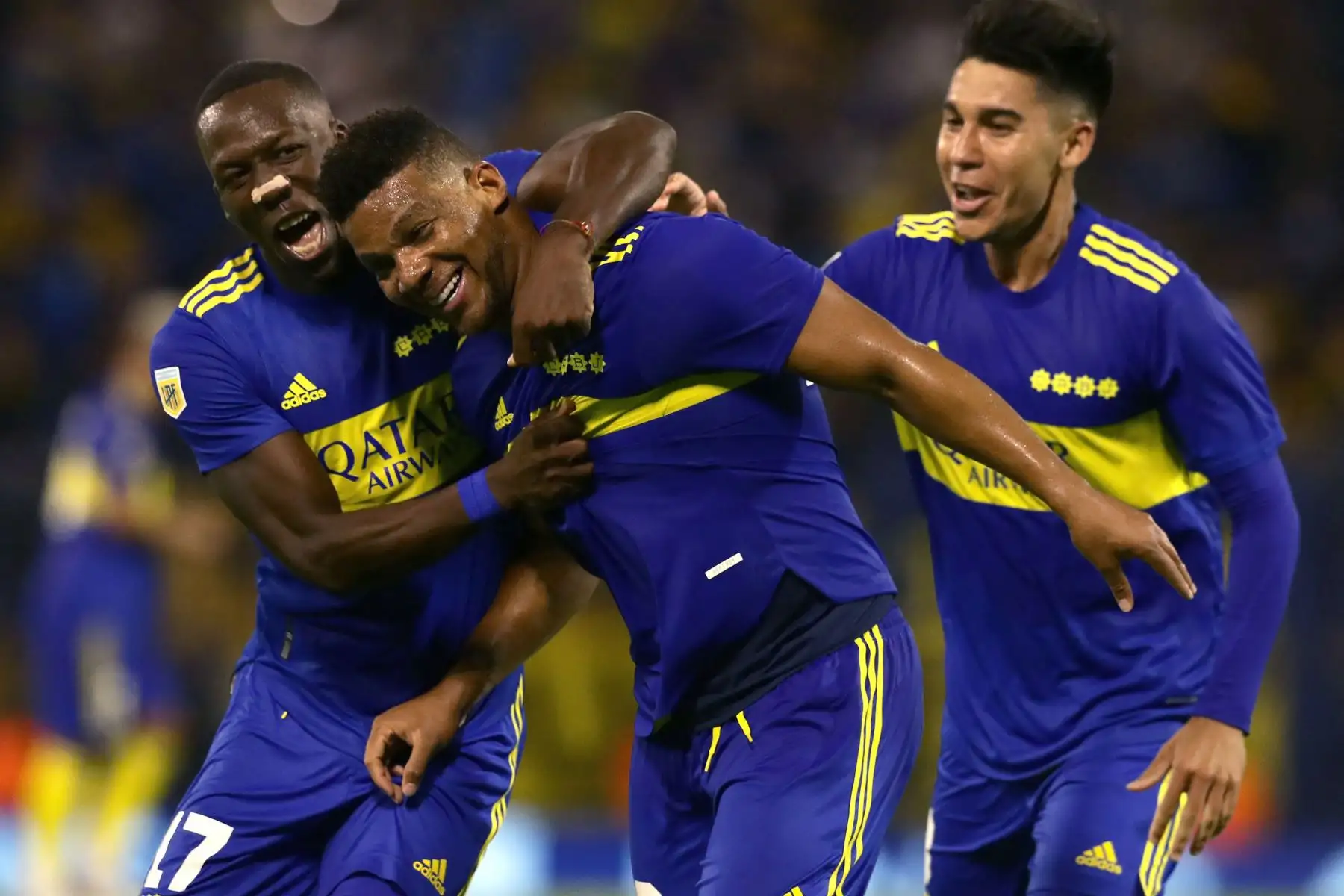 Frank Fabra  de Boca Juniors celebra con sus compañeros después de anotar contra Rosario Central durante el partido de la Liga Argentina de Fútbol Profesional en el estadio José Amalfitani de Buenos Aires.
Foto: AFP