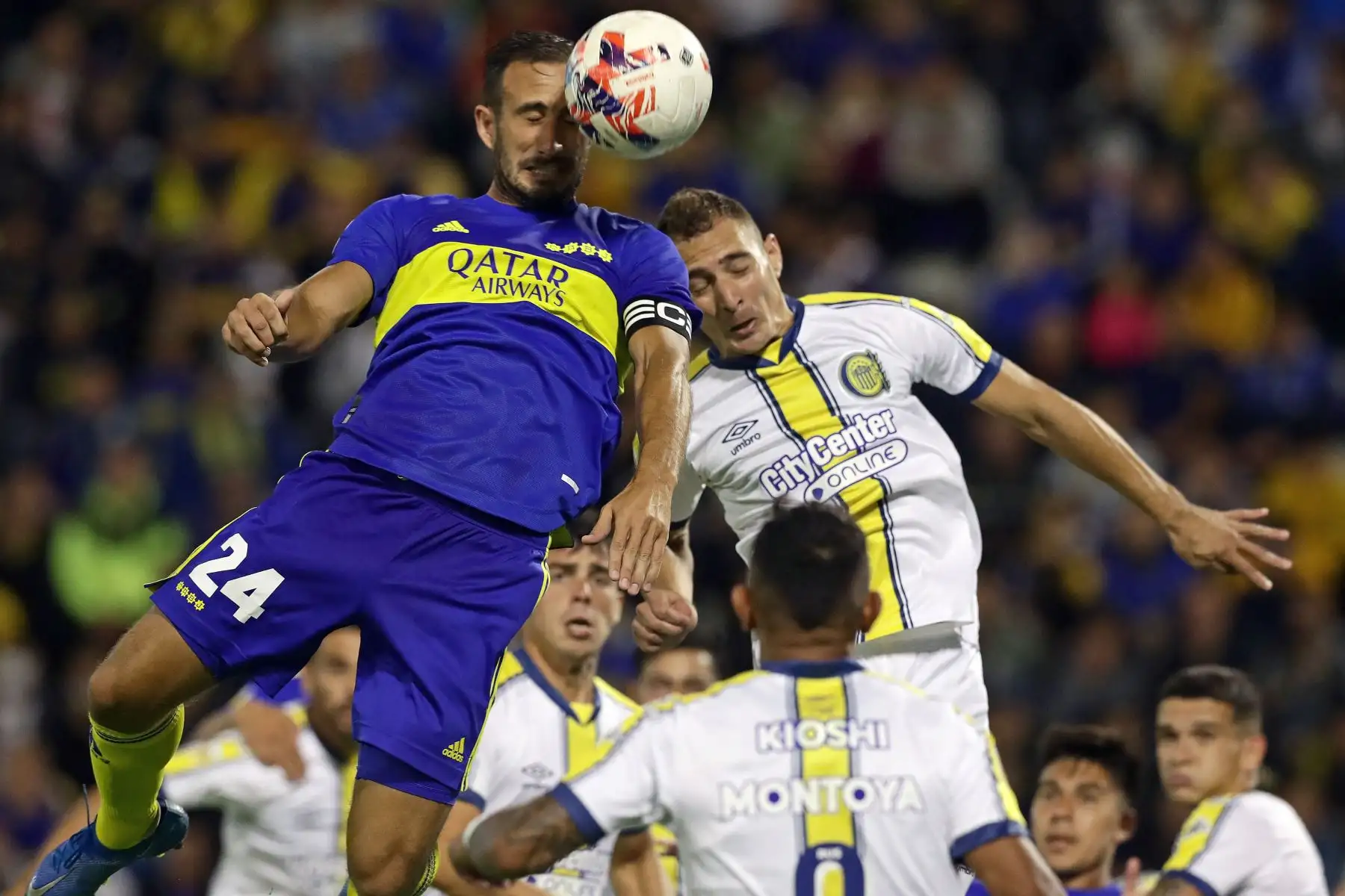 Carlos Izquierdoz  de Boca Juniors cabecea el balón para anotar un gol contra Rosario Central durante el partido de la Liga Argentina de Fútbol Profesional en el estadio José Amalfitani en Buenos Aires.
Foto: AFP
