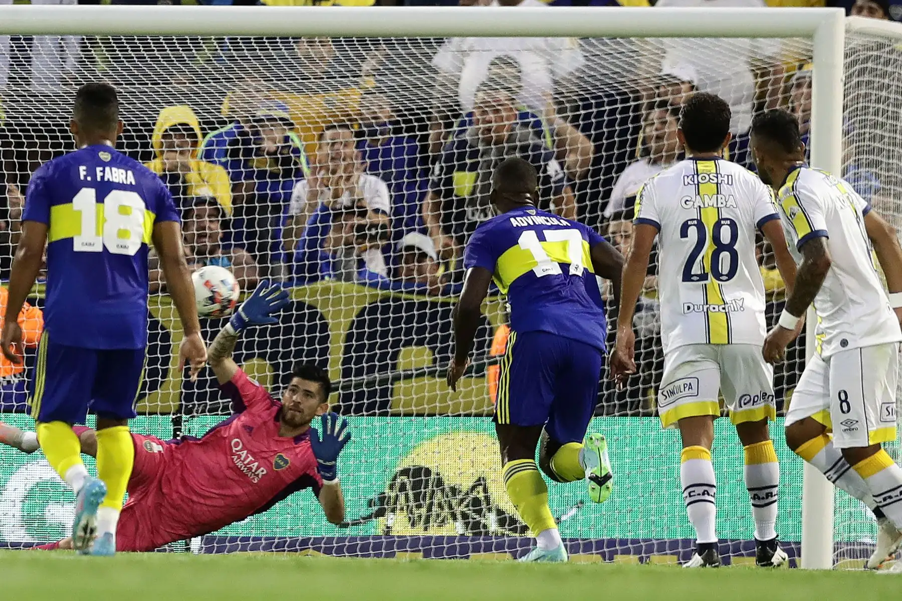El portero de Boca Juniors, Agustín Rossi  detiene un tiro penal durante su partido de la Liga Argentina de Fútbol Profesional contra Rosario Central en el estadio José Amalfitani de Buenos Aires.
Foto: AFP