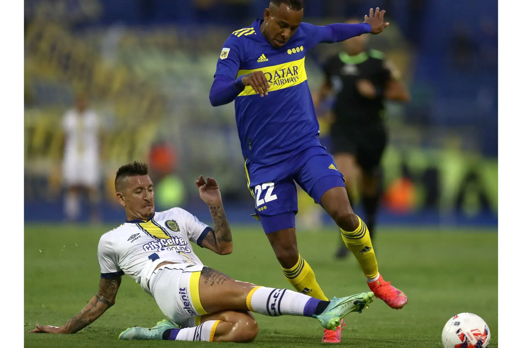 Sebastián Villa de Boca Juniors compite por el balón con Damián Martínez de Rosario Central durante su partido de la Liga Argentina de Fútbol Profesional en el estadio José Amalfitani de Buenos Aires.
Foto: AFP