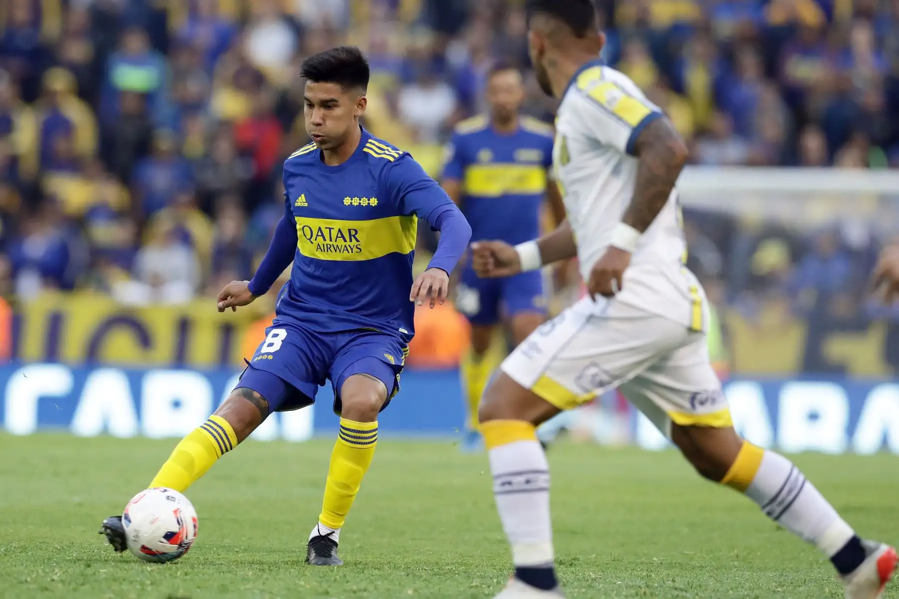 Guillermo Fernández  de Boca Juniors controla el balón junto a Walter Montoya  de Rosario Central durante su partido de la Liga Argentina de Fútbol Profesional en el estadio José Amalfitani en Buenos Aires.
Foto: AFP
