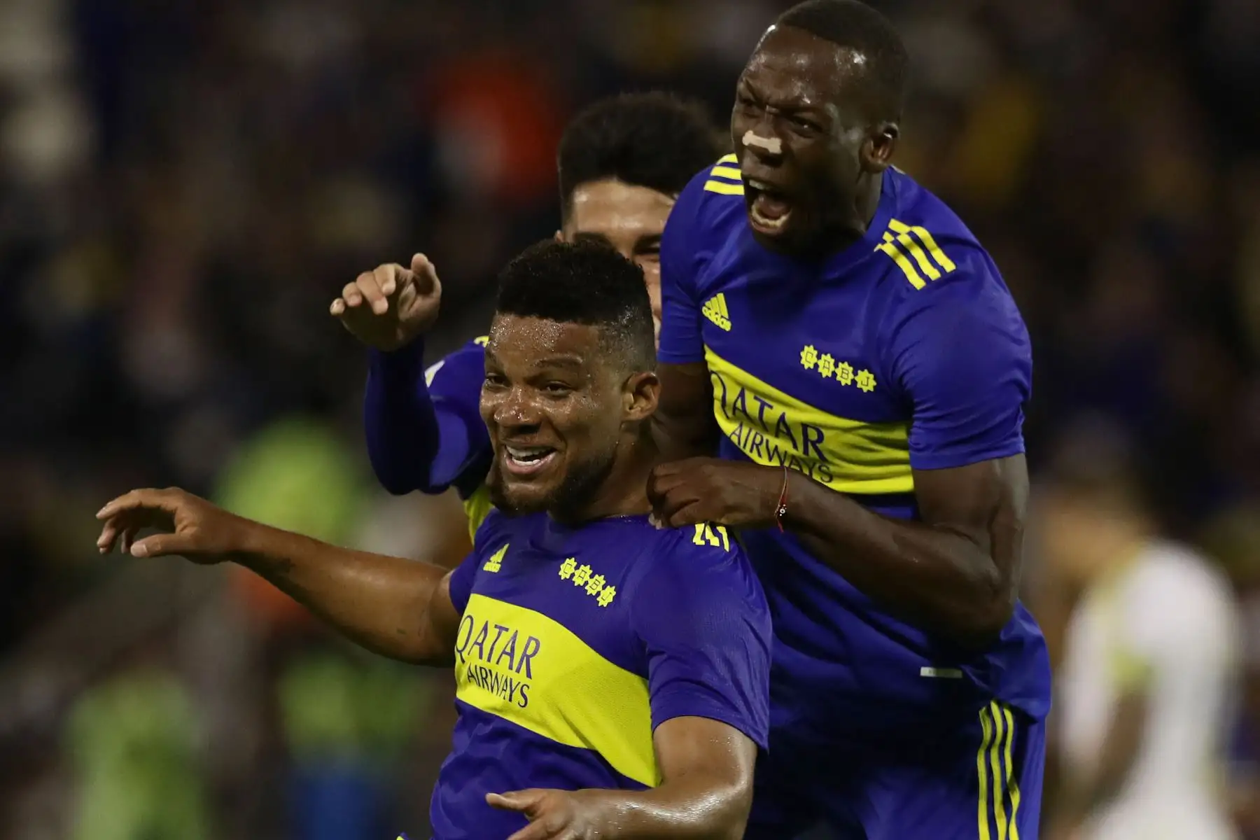 Frank Fabra de Boca Juniors celebra con  Luis Advíncula después de anotar contra Rosario Central durante el partido de la Liga Argentina de Fútbol Profesional en el estadio José Amalfitani de Buenos Aires.
Foto: AFP
