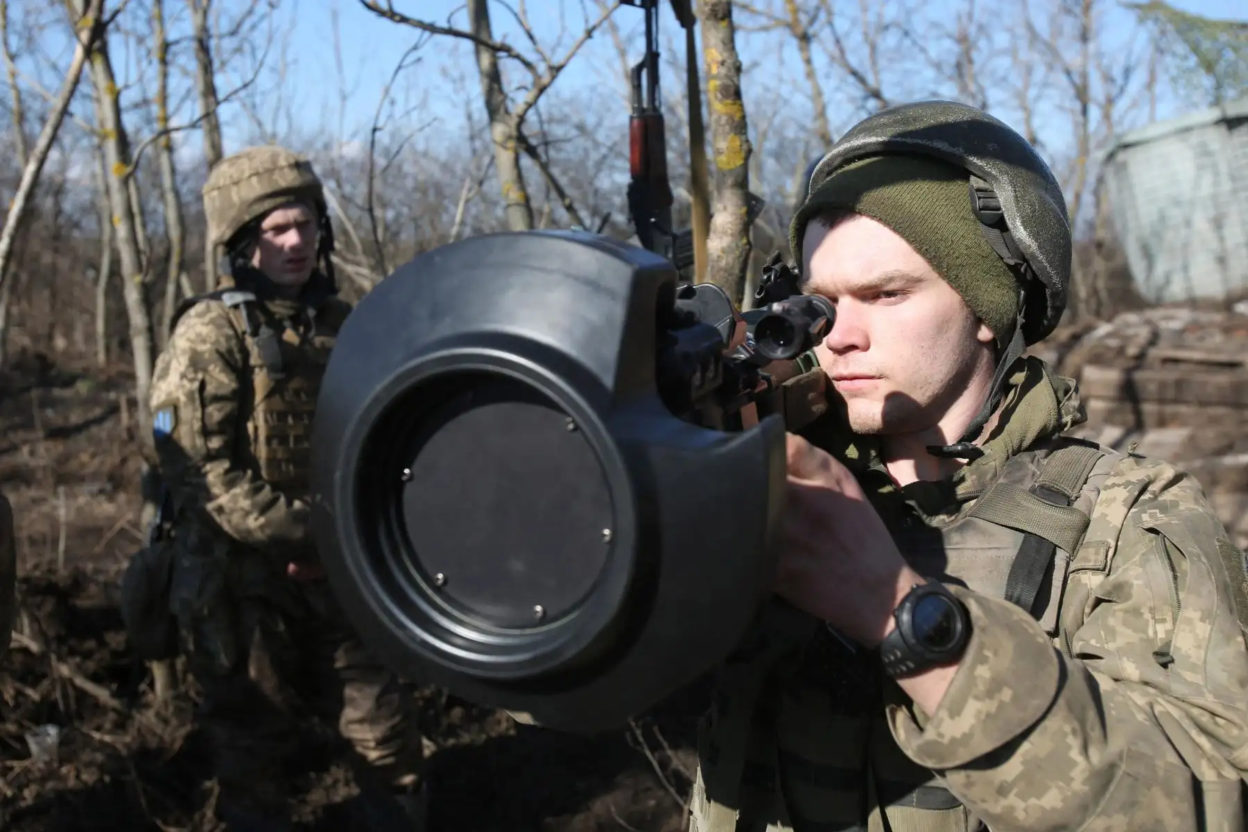 Soldados de las fuerzas militares ucranianas, examinan un misil guiado antitanque portátil sueco-británico NLAW. Foto: AFP