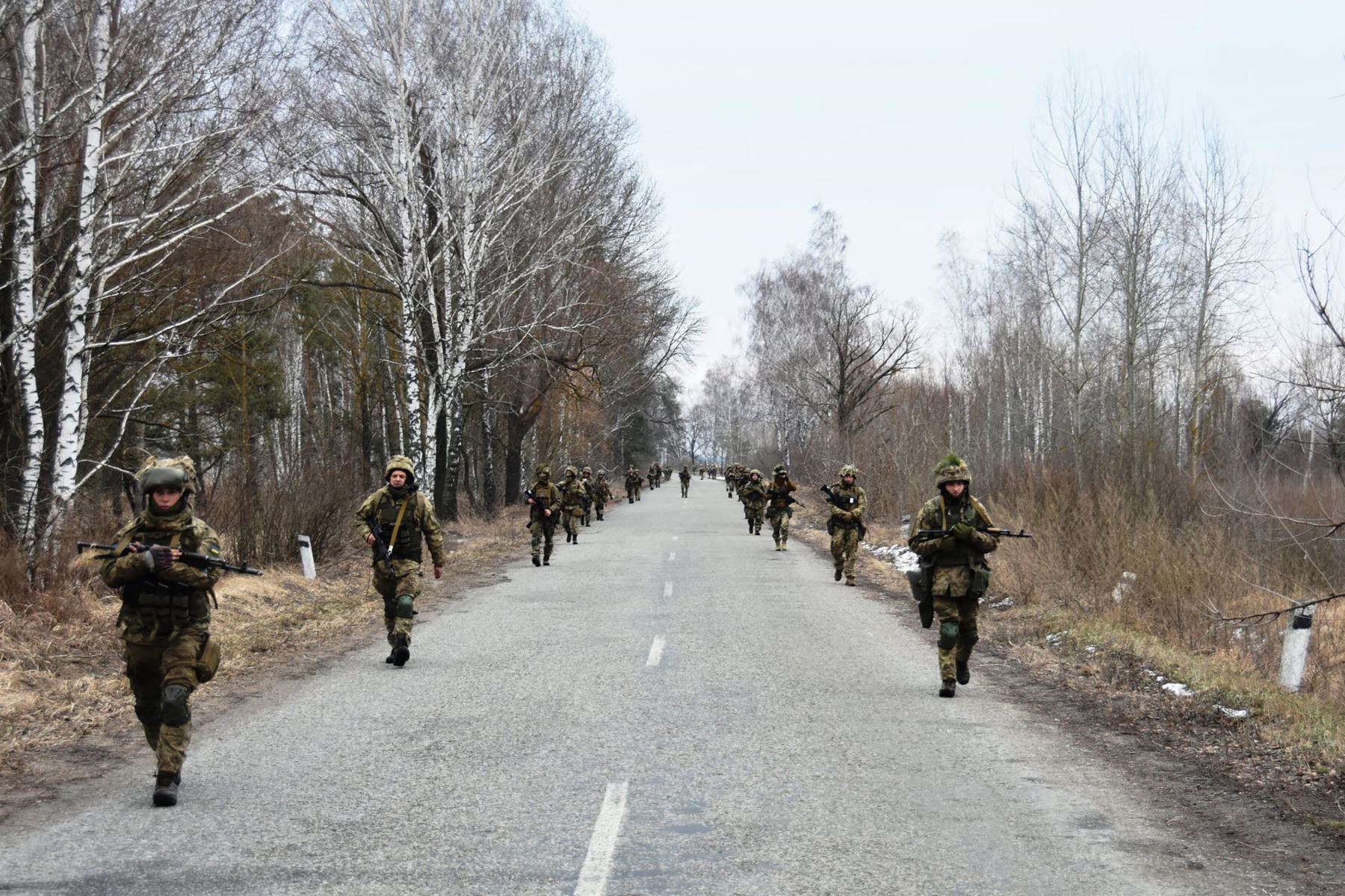 Fuerzas Armadas de Ucrania, participan de ejercicios militares en un lugar desconocido. Foto: AFP