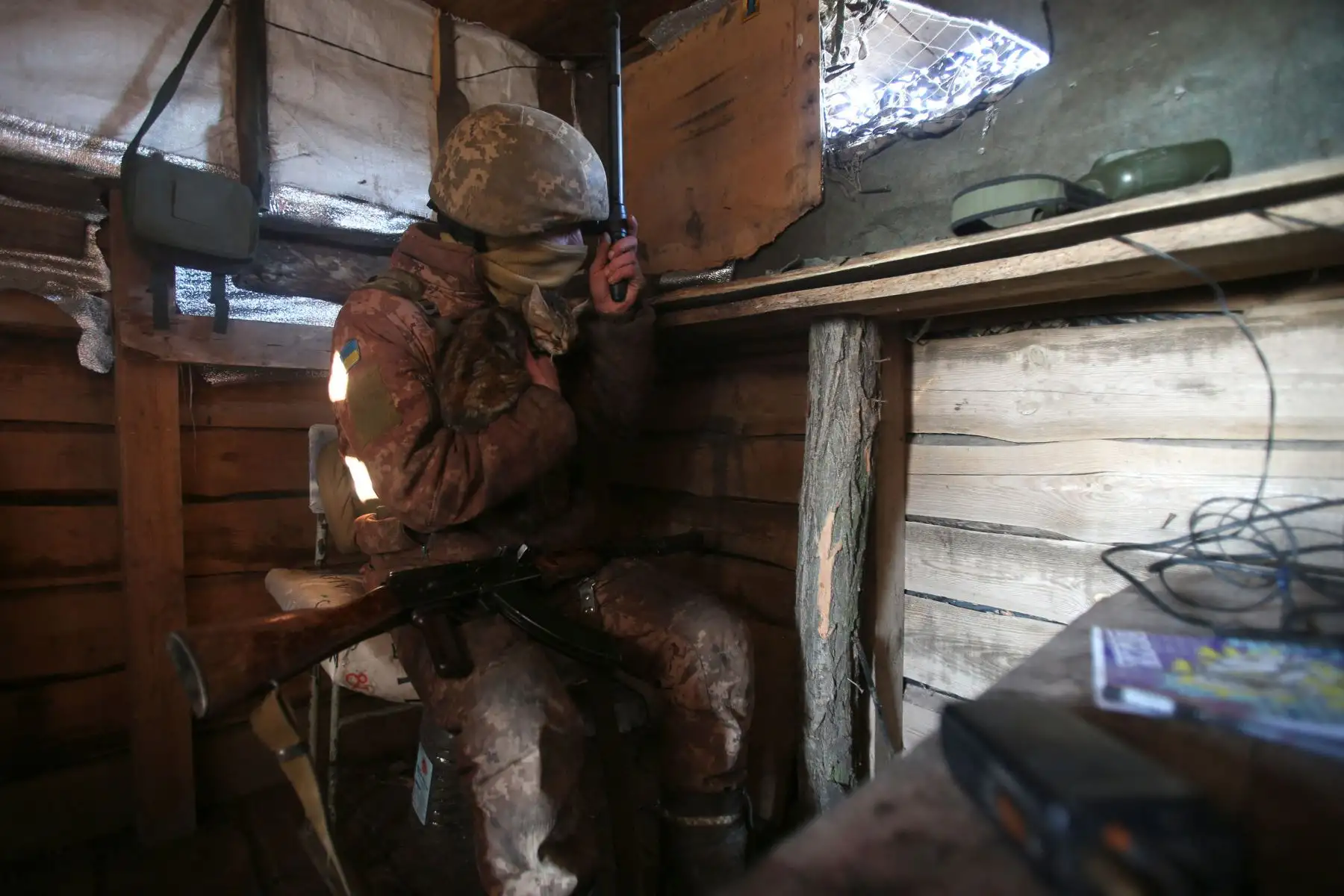 Militares de Ucrania, en la línea del frente con los separatistas respaldados por Rusia, cerca de la aldea de Novognativka, región de Donetsk. Foto: AFP