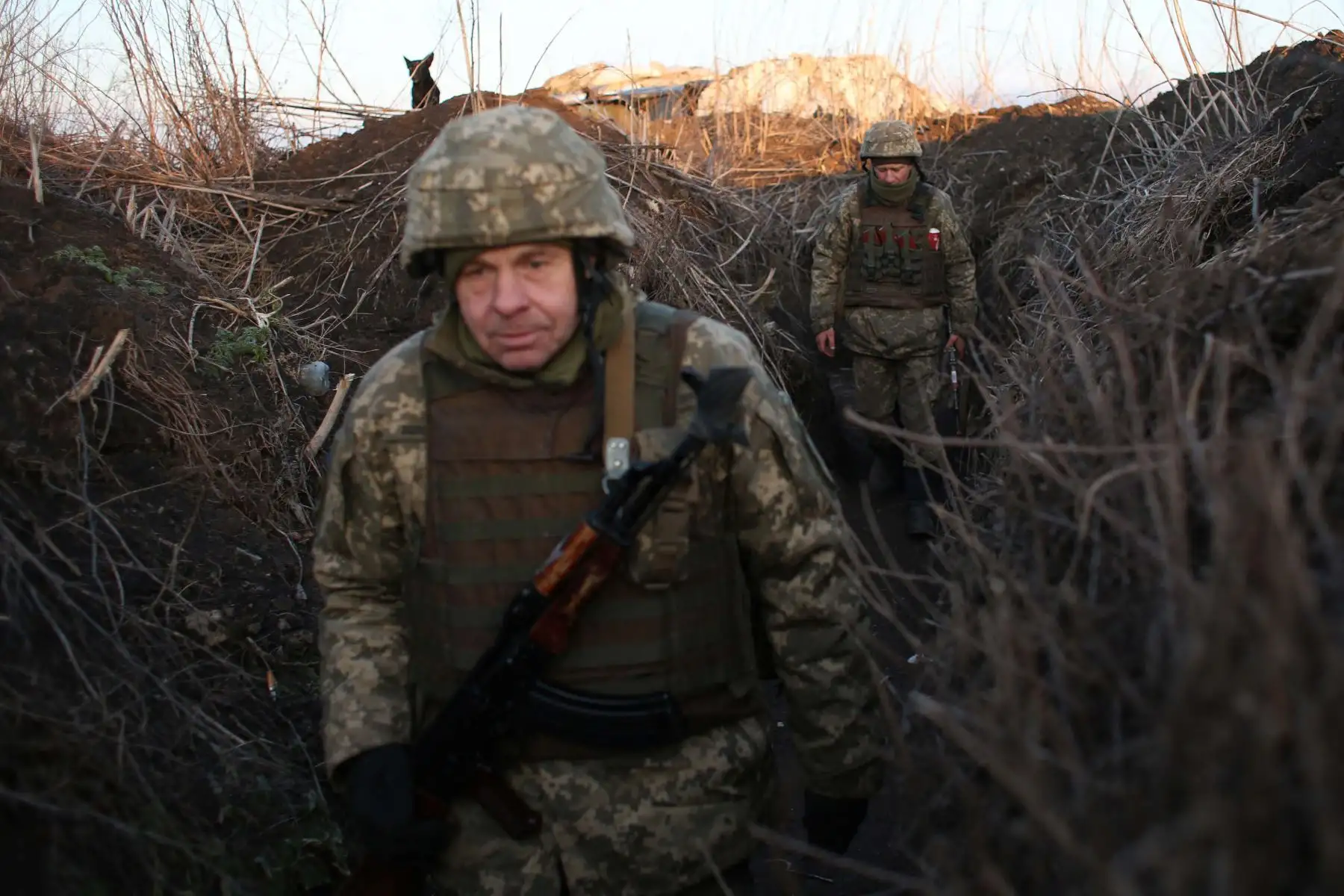 Militares de Ucrania, en la línea del frente con los separatistas respaldados por Rusia, cerca de la aldea de Novognativka, región de Donetsk. Foto: AFP