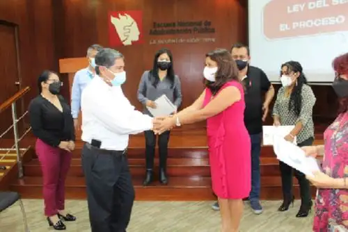 La presidenta ejecutiva de Servir, Janeyri Boyer Carrera, acompañada del gerente de Políticas de Gestión del Servicio Civil, Bratzo Bartra Ibazeta, saludó el interés del Gobierno Regional (GORE) Huánuco de querer ordenar a su institución.