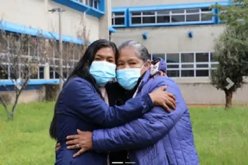 Tras permanecer dos años en la lista de espera, la enfermera Rocío Mamani Tito, recibió un nuevo órgano donado por su madre.