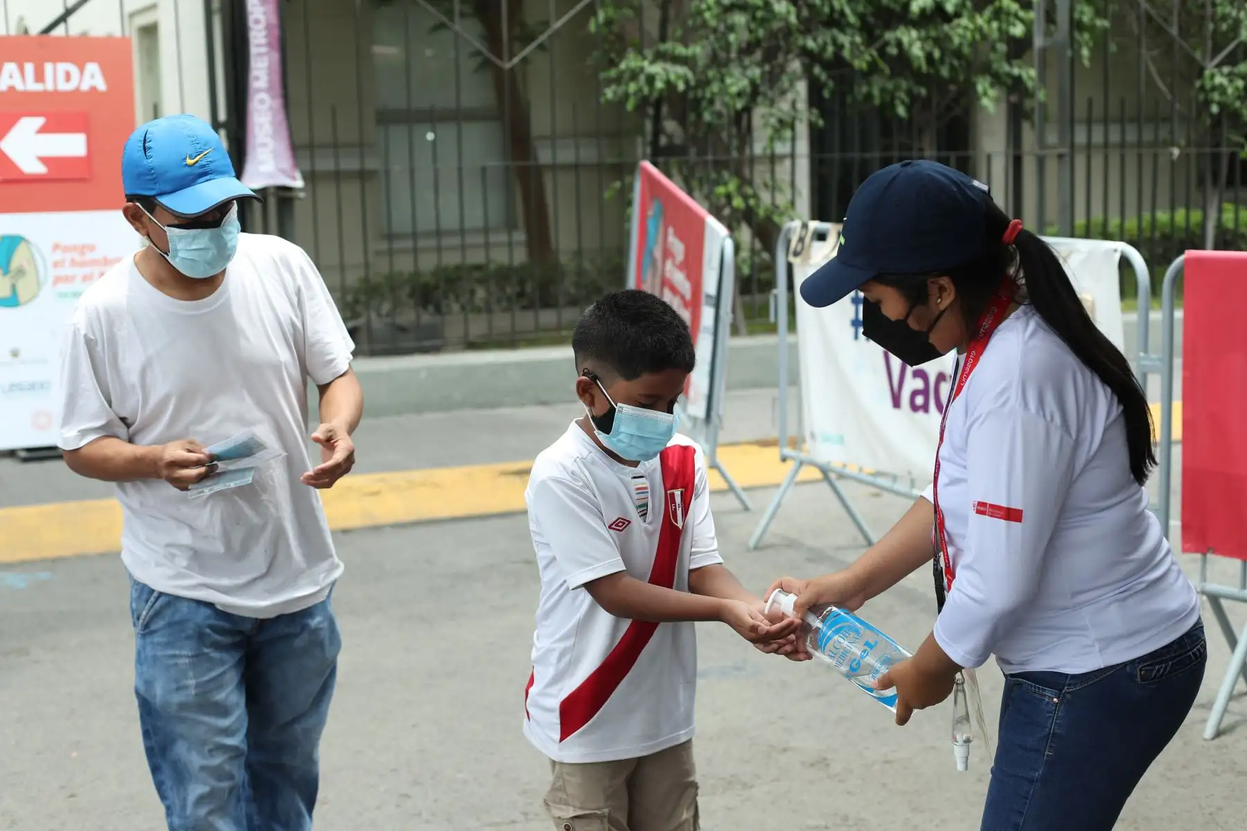 Personal médico de SISOL Salud continúa vacunando contra la COVID 19 a niños entre los 5 y 11 años de edad en el Parque de la Exposición. Foto: ANDINA/ Carla Patiño