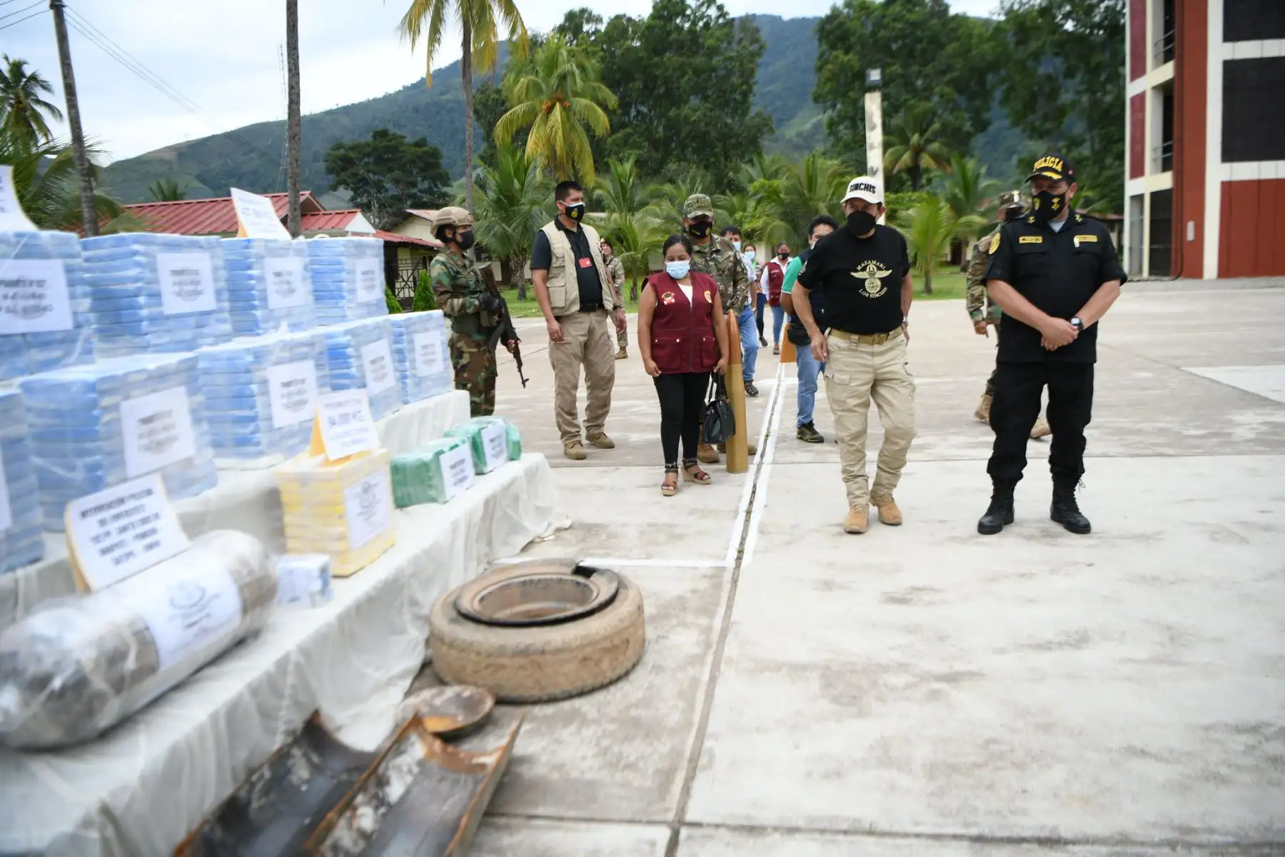 El ministro del Interior, Alfonso Chávarry Estrada, presentó un total de 883.34 kilogramos de cocaína incautados en el Vraem. Foto: ANDINA/Mininter