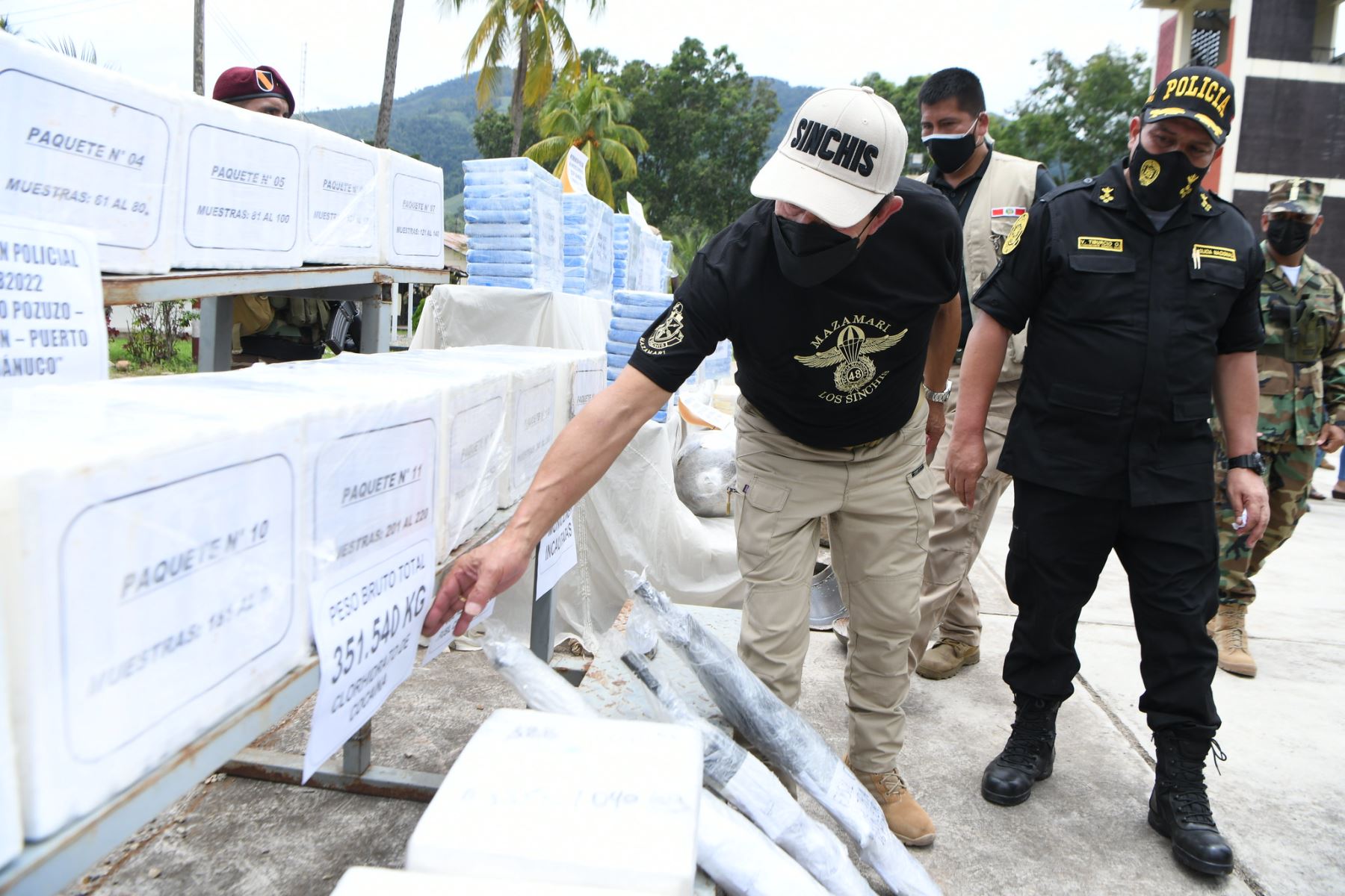 El ministro del Interior, Alfonso Chávarry Estrada, presentó un total de 883.34 kilogramos de cocaína incautados en el Vraem. Foto: ANDINA/Mininter