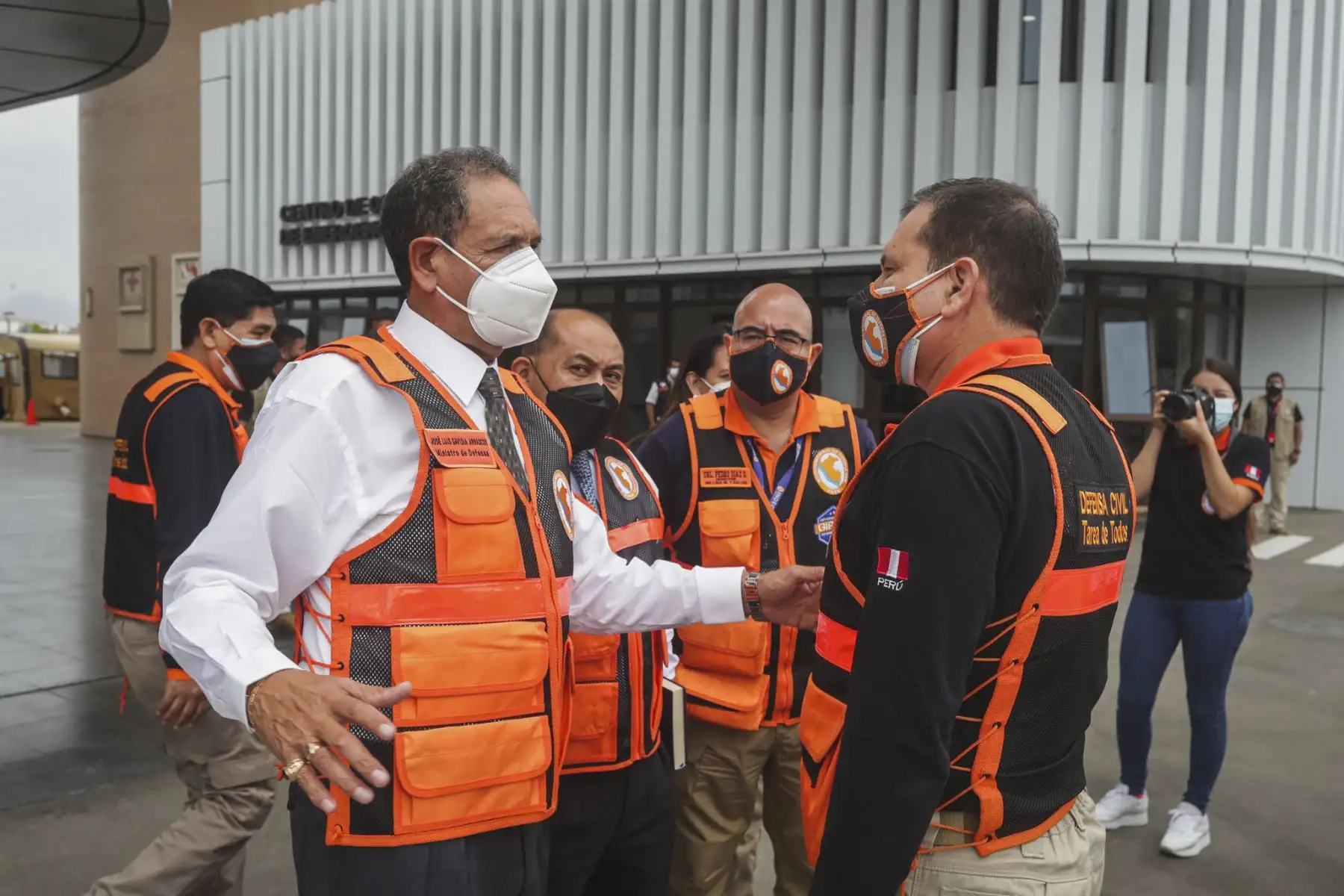 Ministro de Defensa, José Luis Gavidia participa en la reunión de coordinación para abordar las acciones de limpieza y descolmatación de puntos críticos de la parte baja de la cuenca del río Chillón  frente a la temporada de lluvias.
Foto: Mindef