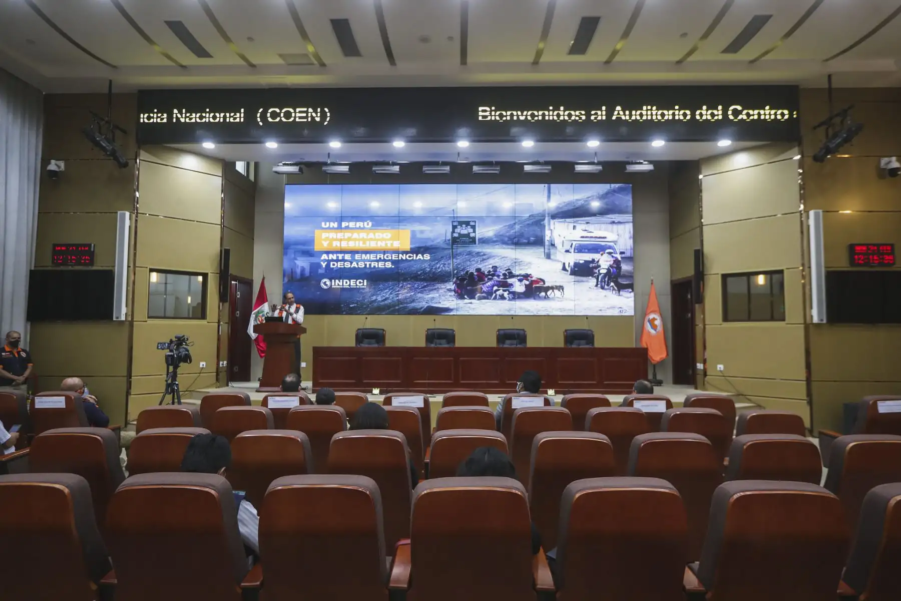 Ministro de Defensa, José Luis Gavidia participa en la reunión de coordinación para abordar las acciones de limpieza y descolmatación de puntos críticos de la parte baja de la cuenca del río Chillón  frente a la temporada de lluvias.
Foto: Mindef