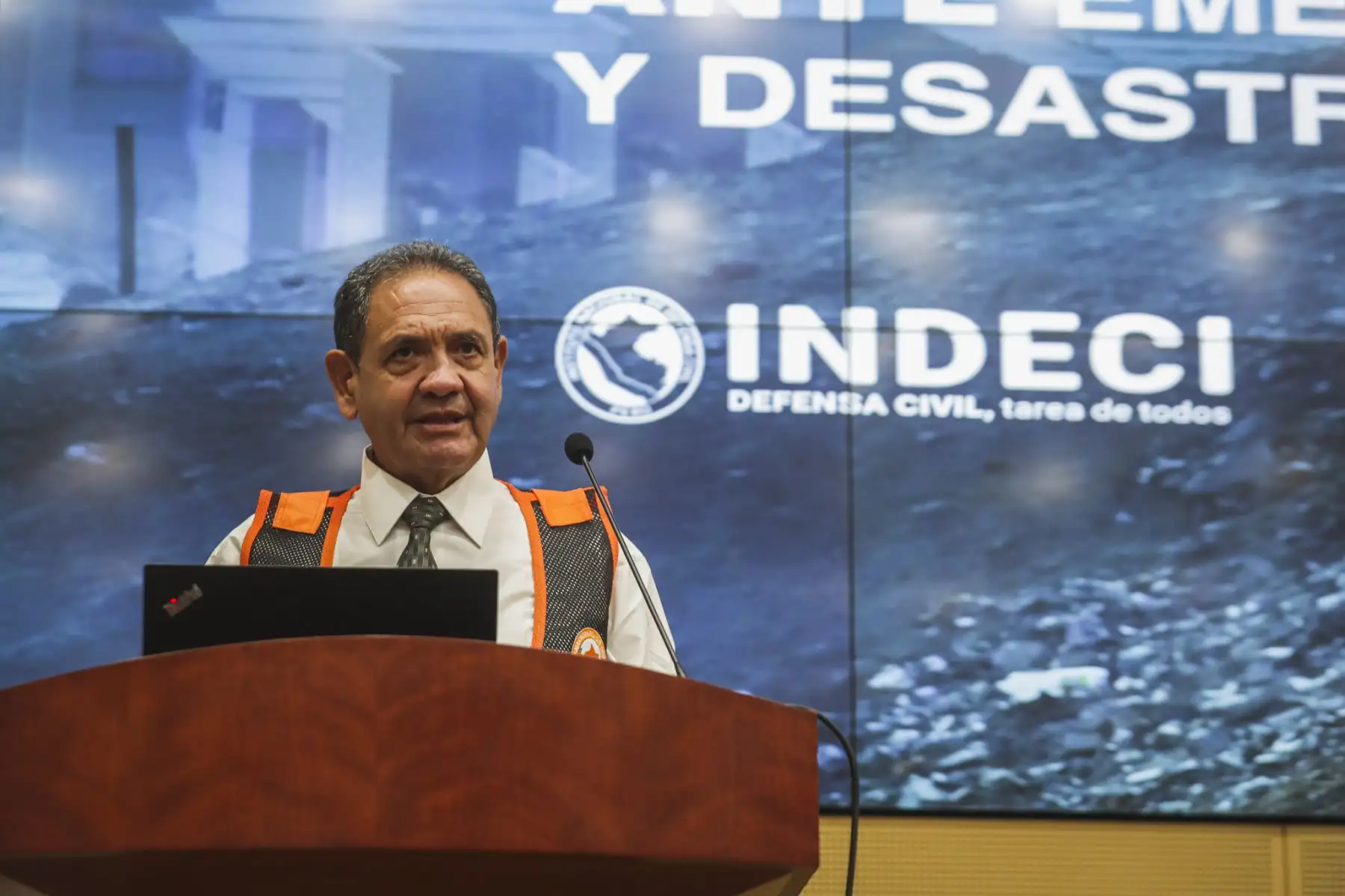 Ministro de Defensa, José Luis Gavidia participa en la reunión de coordinación para abordar las acciones de limpieza y descolmatación de puntos críticos de la parte baja de la cuenca del río Chillón  frente a la temporada de lluvias.
Foto: Mindef