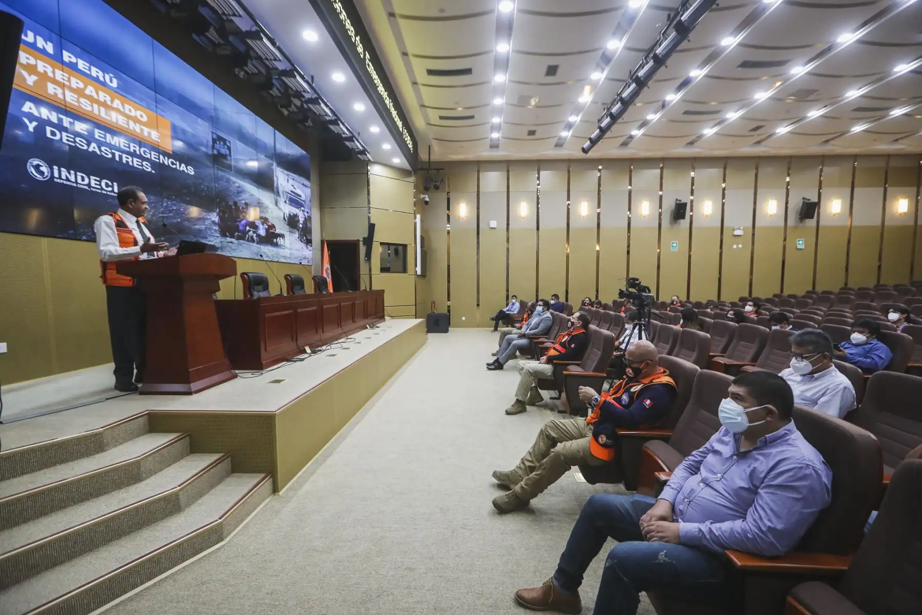 Ministro de Defensa, José Luis Gavidia participa en la reunión de coordinación para abordar las acciones de limpieza y descolmatación de puntos críticos de la parte baja de la cuenca del río Chillón  frente a la temporada de lluvias.
Foto: Mindef