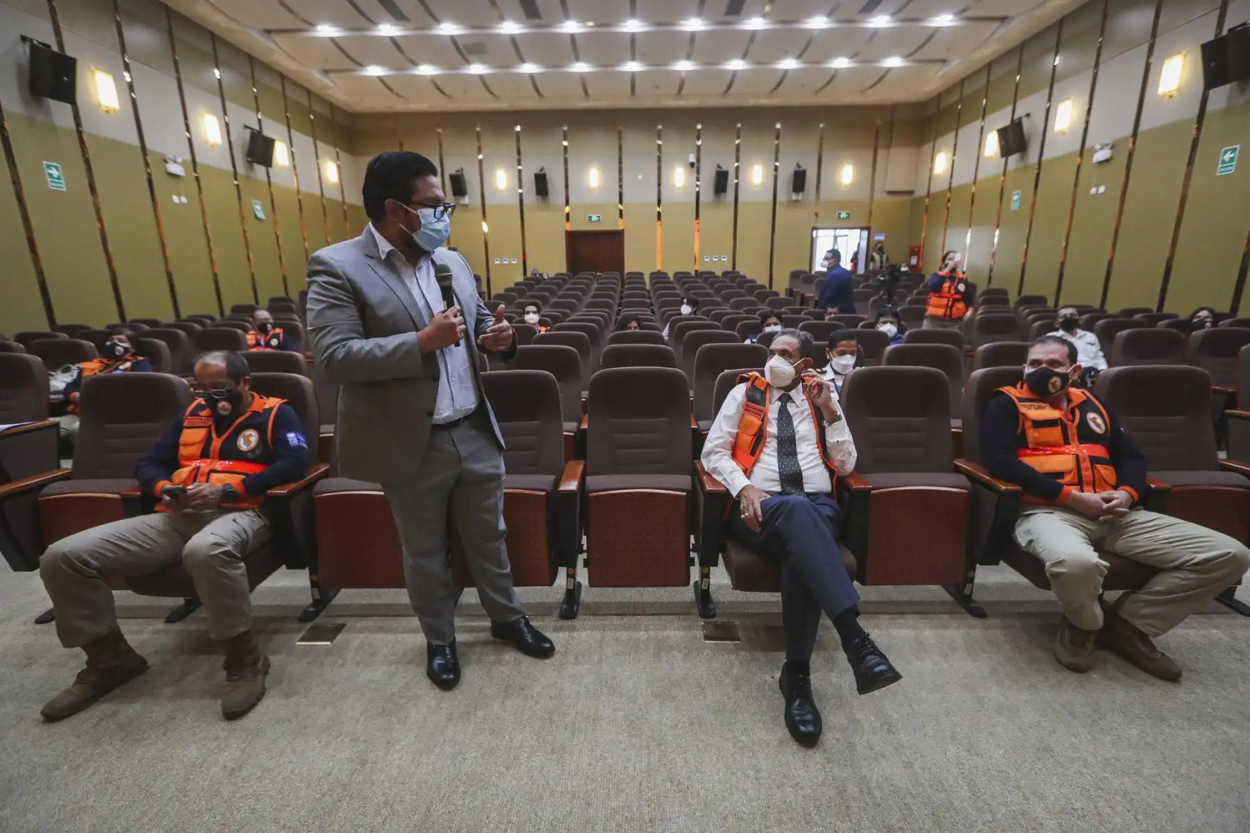 Ministro de Defensa, José Luis Gavidia participa en la reunión de coordinación para abordar las acciones de limpieza y descolmatación de puntos críticos de la parte baja de la cuenca del río Chillón  frente a la temporada de lluvias.
Foto: Mindef