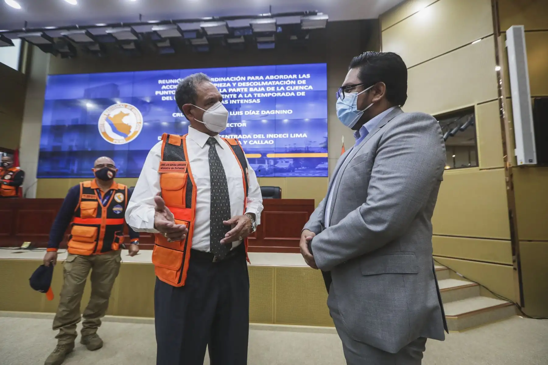 Ministro de Defensa, José Luis Gavidia participa en la reunión de coordinación para abordar las acciones de limpieza y descolmatación de puntos críticos de la parte baja de la cuenca del río Chillón  frente a la temporada de lluvias.
Foto: Mindef