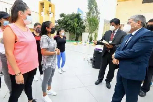 El ministro de Justicia y Derechos Humanos, Angel Fernando Yldefonso Narro, recorrió el taller del programa Cárceles Productivas, donde las internas desarrollan principalmente actividades para la confección de artículos en cuero. ANDINA/ Minjus