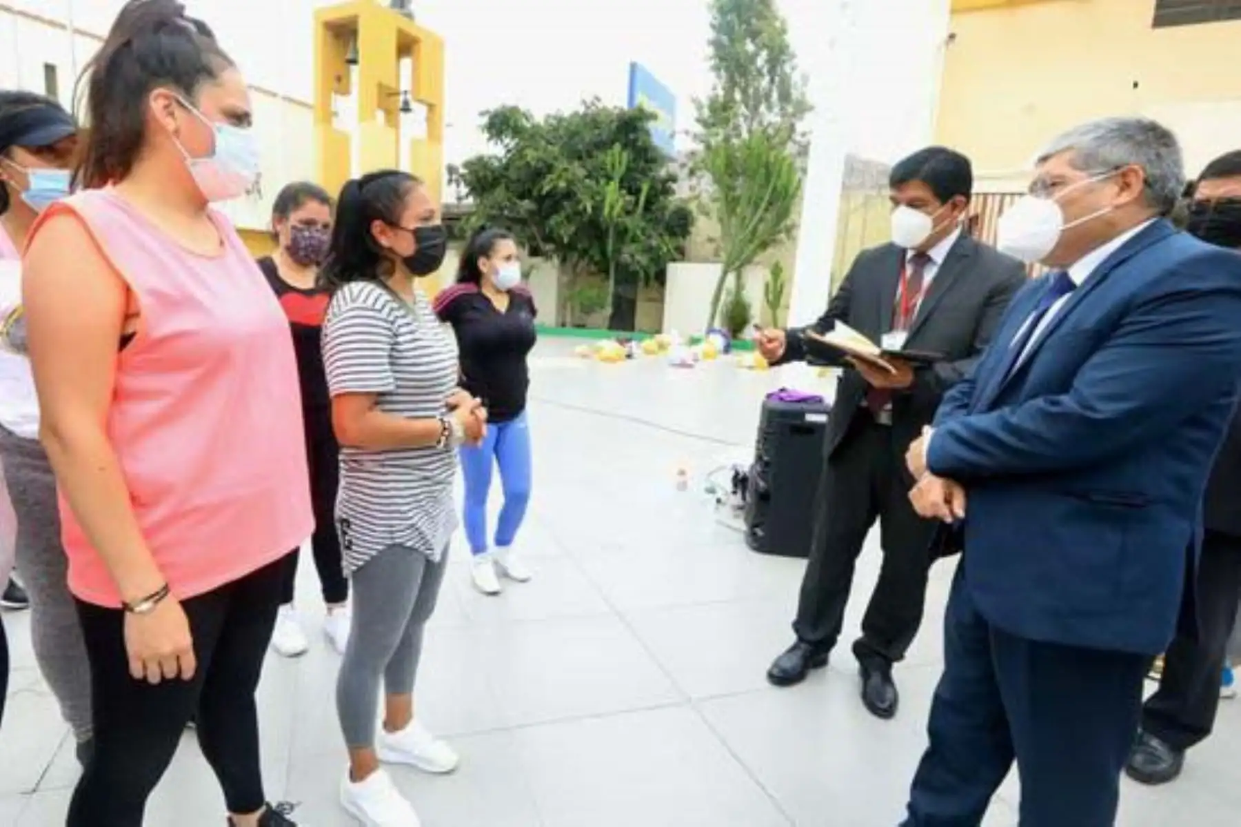 El ministro de Justicia y Derechos Humanos, Angel Fernando Yldefonso Narro, recorrió el taller del programa Cárceles Productivas, donde las internas desarrollan principalmente actividades para la confección de artículos en cuero. ANDINA/ Minjus