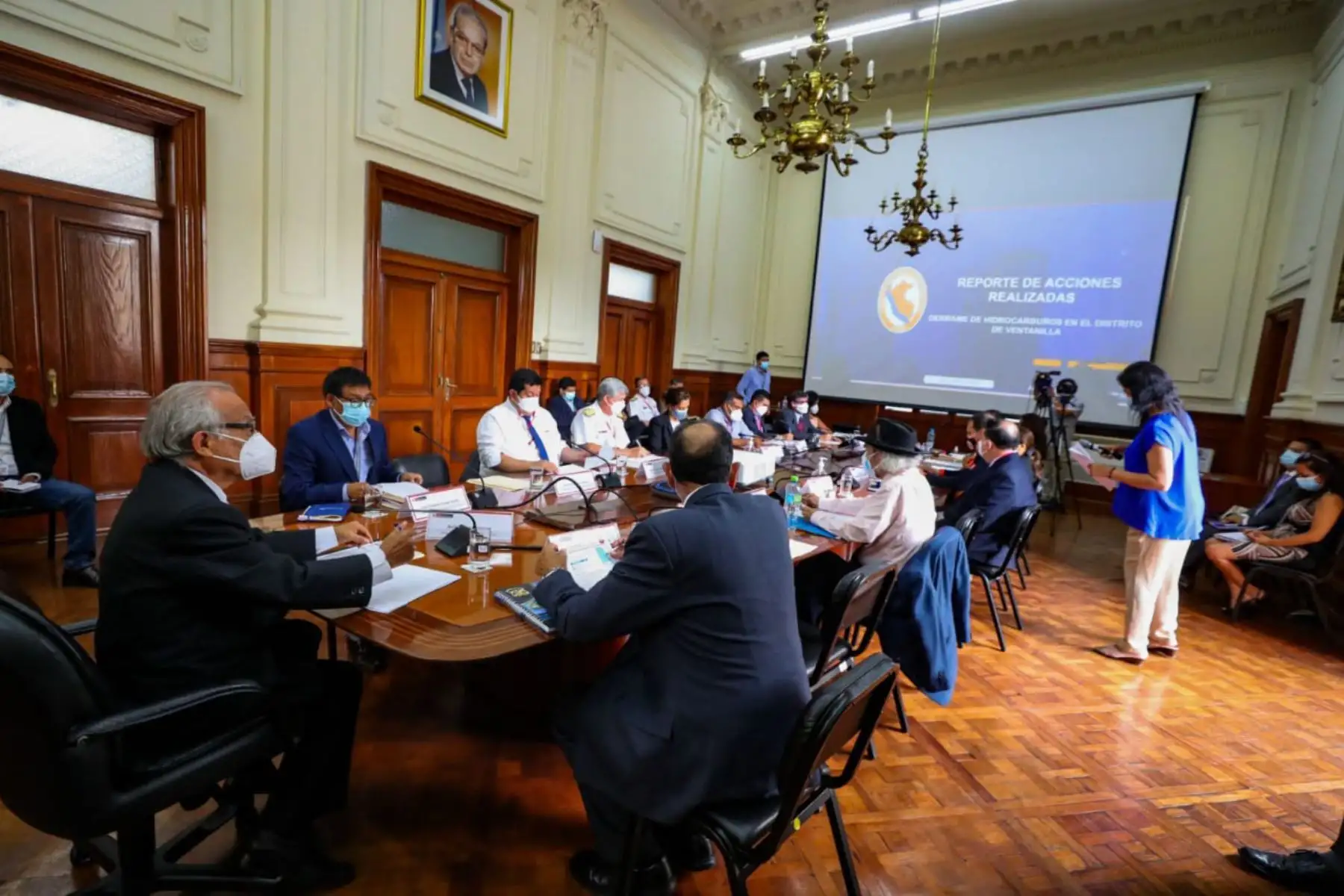 Se inició sesión del Conagerd, liderada por el presidente del Consejo de Ministros,  Aníbal Torres, con participación de ministros, viceministros, representantes de sectores y de entidades técnicas para revisar las acciones realizadas por el Gobierno frente al derrame de petróleo de Repsol.
Foto: PCM