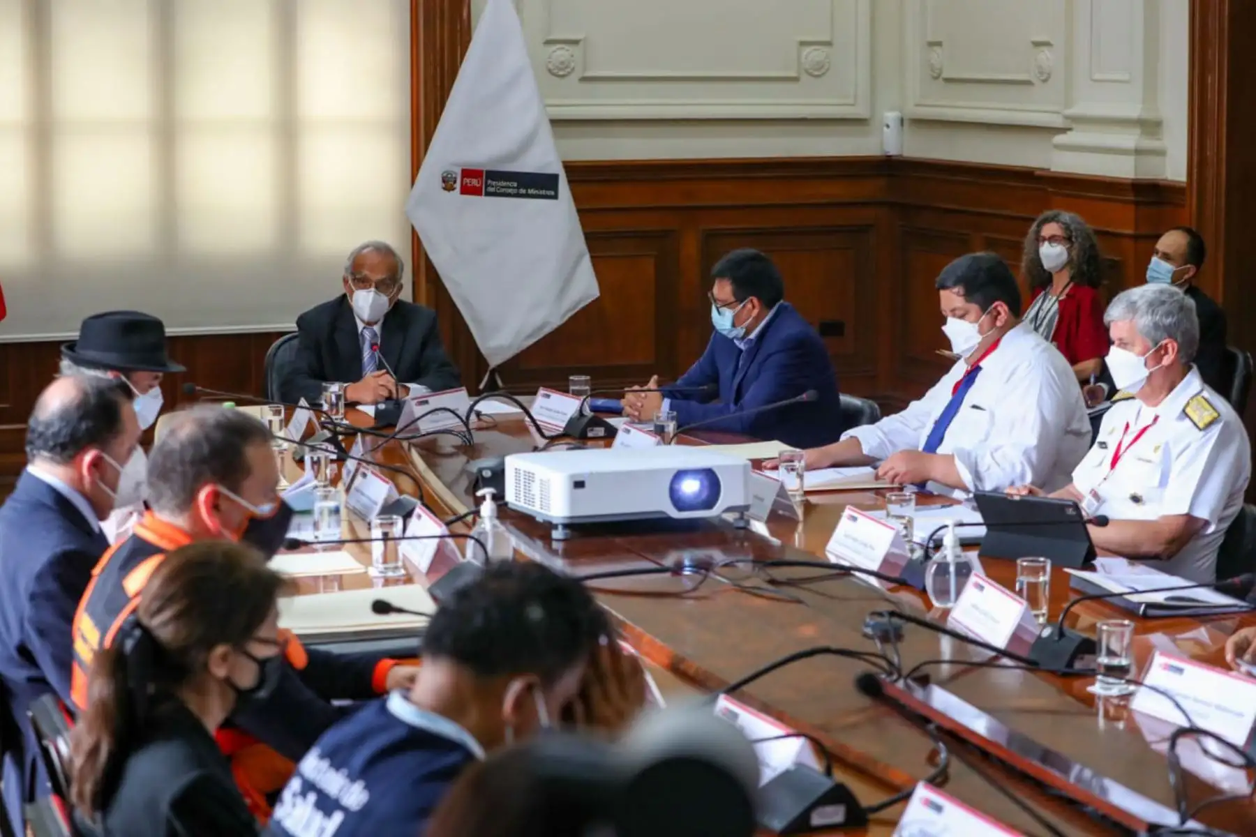 Se inició sesión del Conagerd, liderada por el presidente del Consejo de Ministros,  Aníbal Torres, con participación de ministros, viceministros, representantes de sectores y de entidades técnicas para revisar las acciones realizadas por el Gobierno frente al derrame de petróleo de Repsol.
Foto: PCM