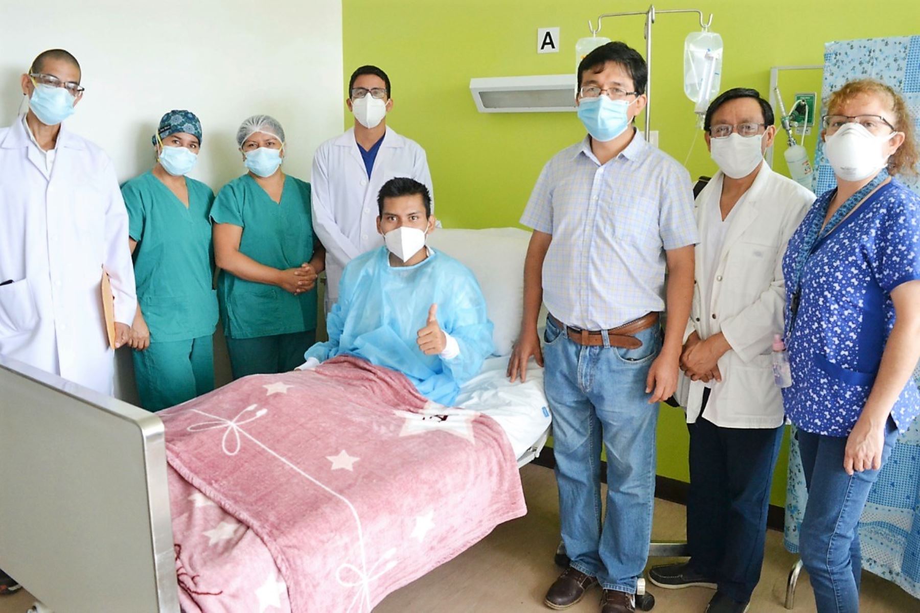 Oliver Huamán posa junto a los profesionales de la salud que le salvaron la vida en el Hospital Regional Lambayeque.