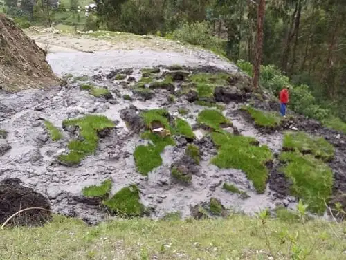 Un deslizamiento, provocado por lluvias intensas, afectó una vía vecinal y sistema de agua potable en la provincia de Antonio Raimondi, región Áncash. Foto: ANDINA/difusión.