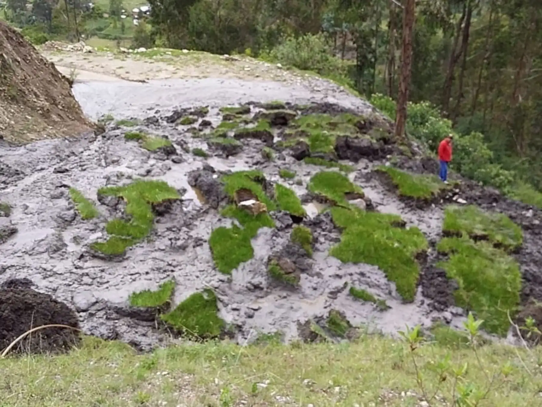 Un deslizamiento, provocado por lluvias intensas, afectó una vía vecinal y sistema de agua potable en la provincia de Antonio Raimondi, región Áncash. Foto: ANDINA/difusión.