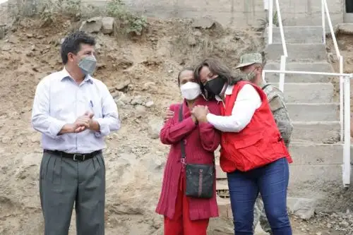 La señora Cila Ortega Romaní, de 72 años, se convirtió hoy en la beneficiaria número 12 millones en recibir el apoyo económico Yanapay Perú. Foto: cortesía Midis.