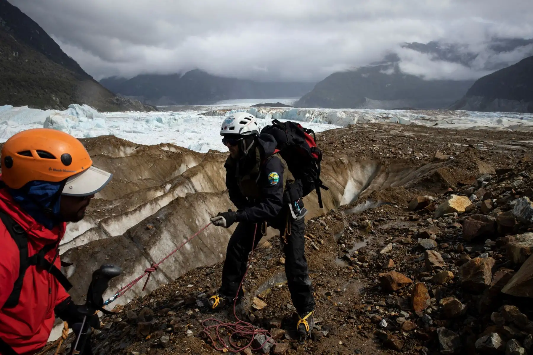 Funcionarios de la Corporación Nacional Forestal (CONAF) caminan por los alrededores del glaciar Exploradores, situado en el Parque Nacional Laguna San Rafael, en la sureña región de Aysén (Chile). Foto: EFE